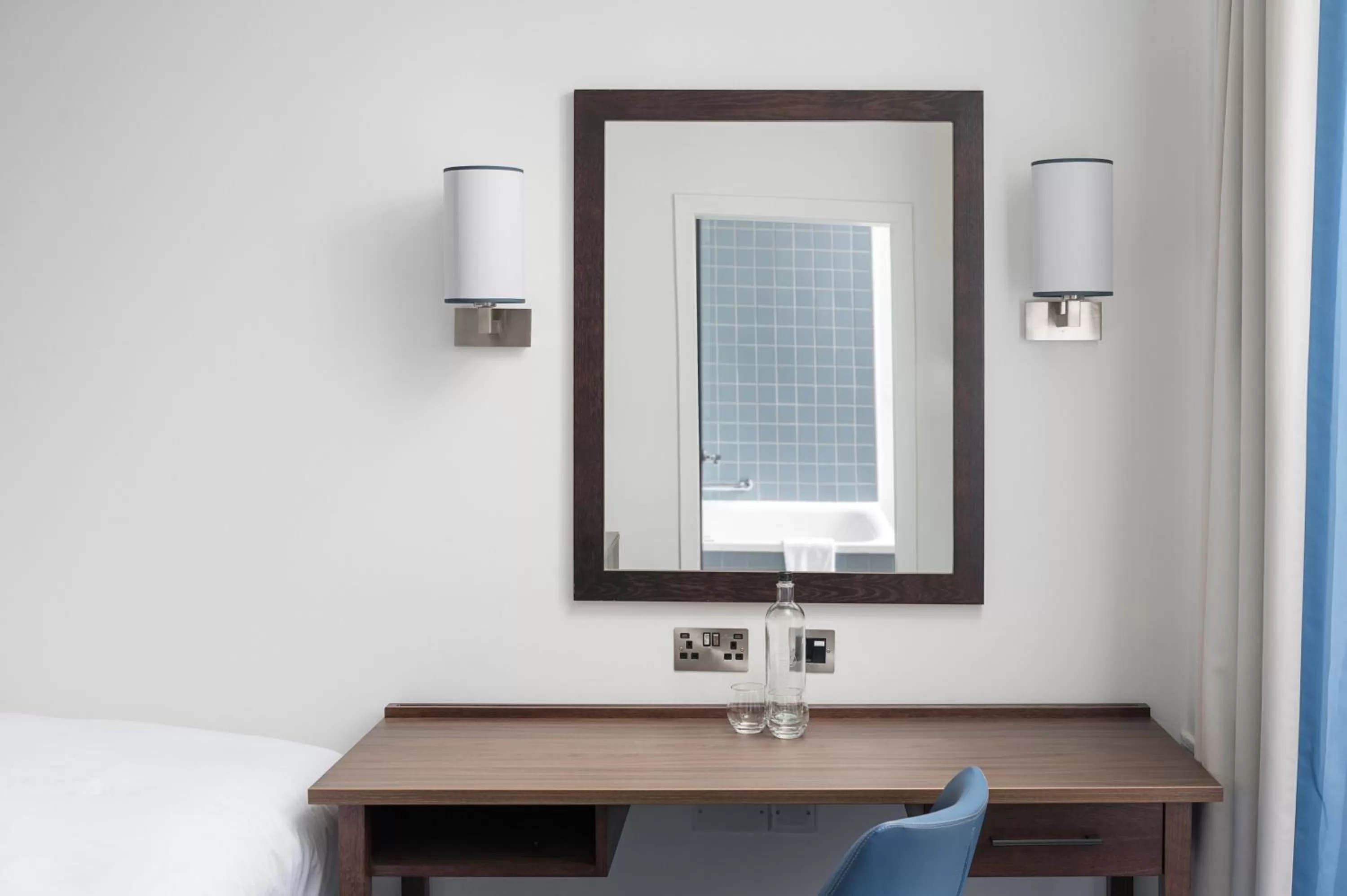 Photo of the whole room in voco Grand Central Glasgow by IHG