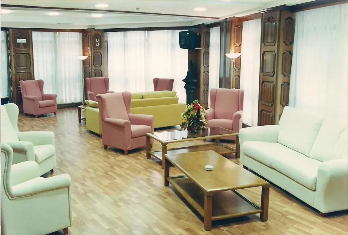 Communal lounge/ TV room, Seating Area in Hotel Princess
