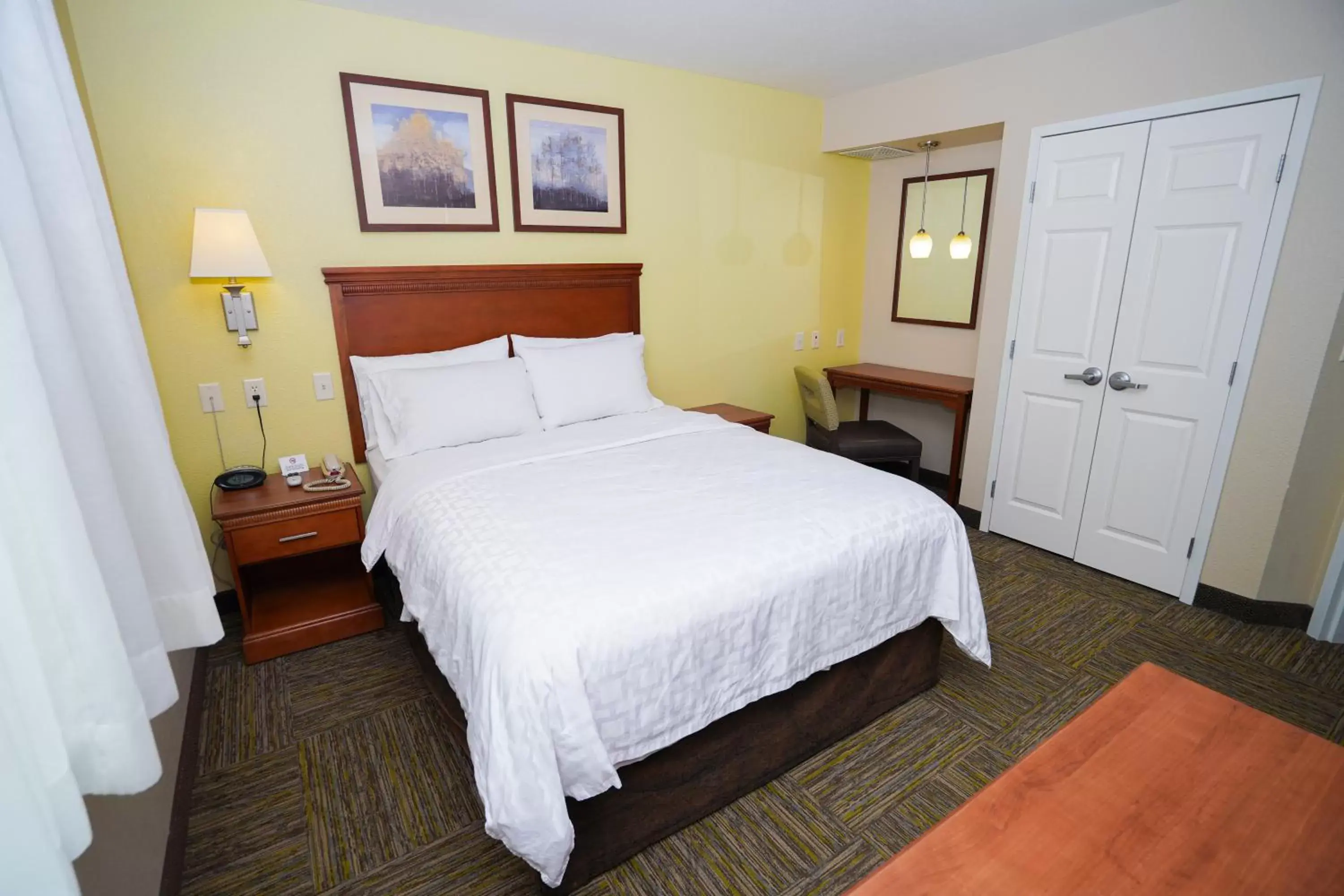 Photo of the whole room, Bed in Candlewood Suites Boise - Towne Square, an IHG Hotel