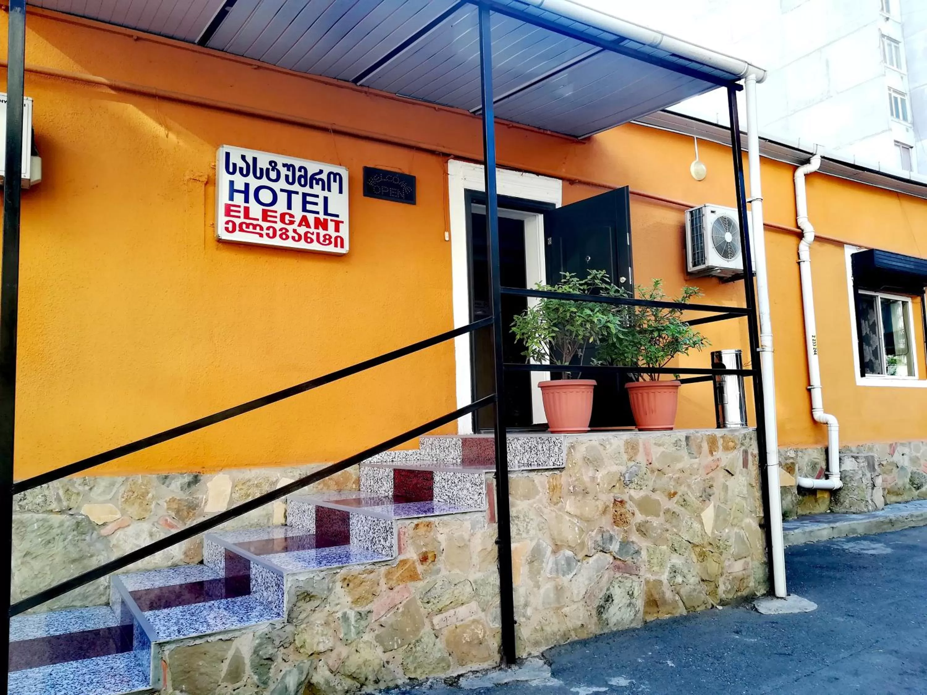 Facade/entrance, Property Building in Hotel Elegant