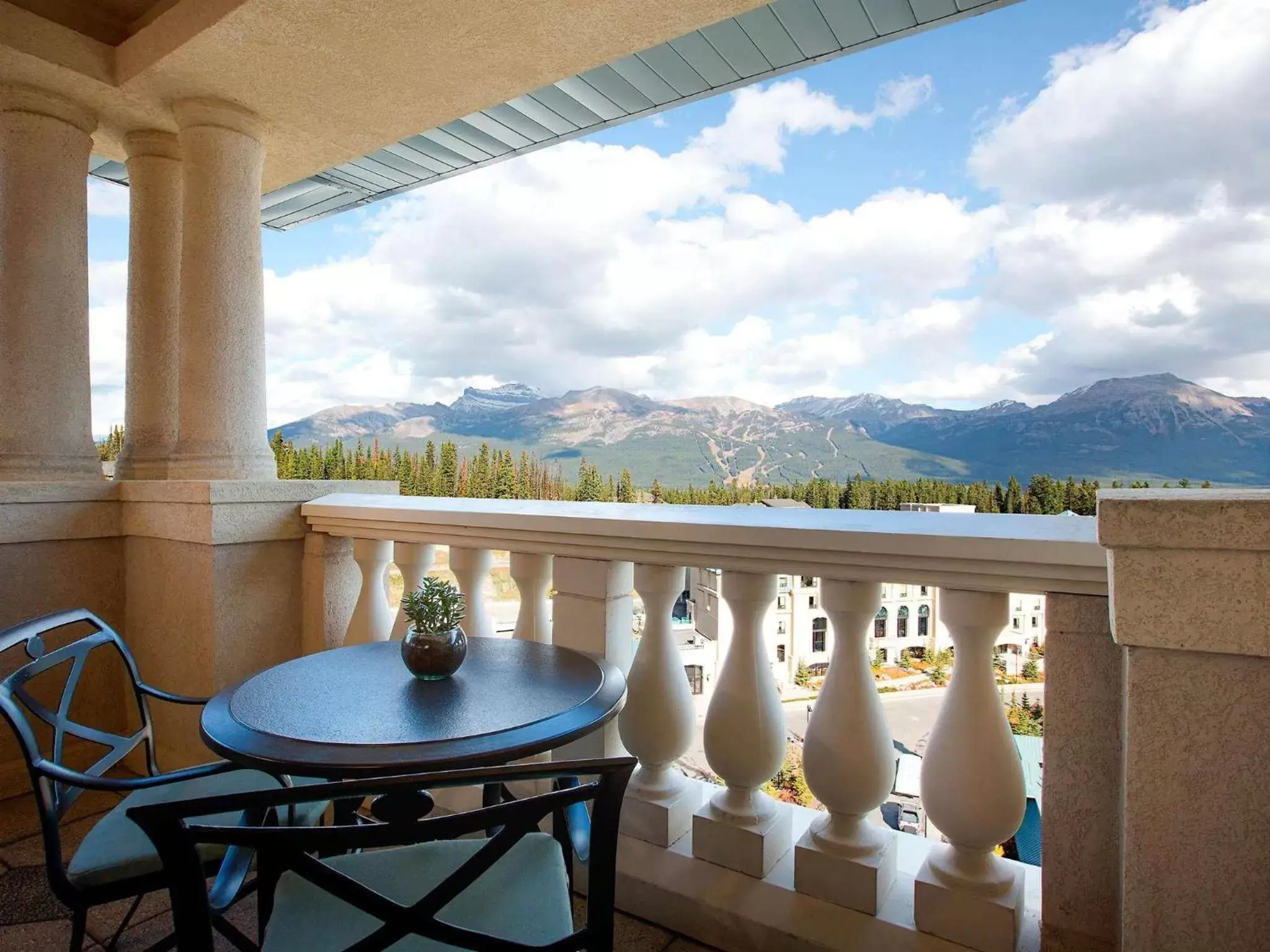 Photo of the whole room, Balcony/Terrace in Fairmont Château Lake Louise