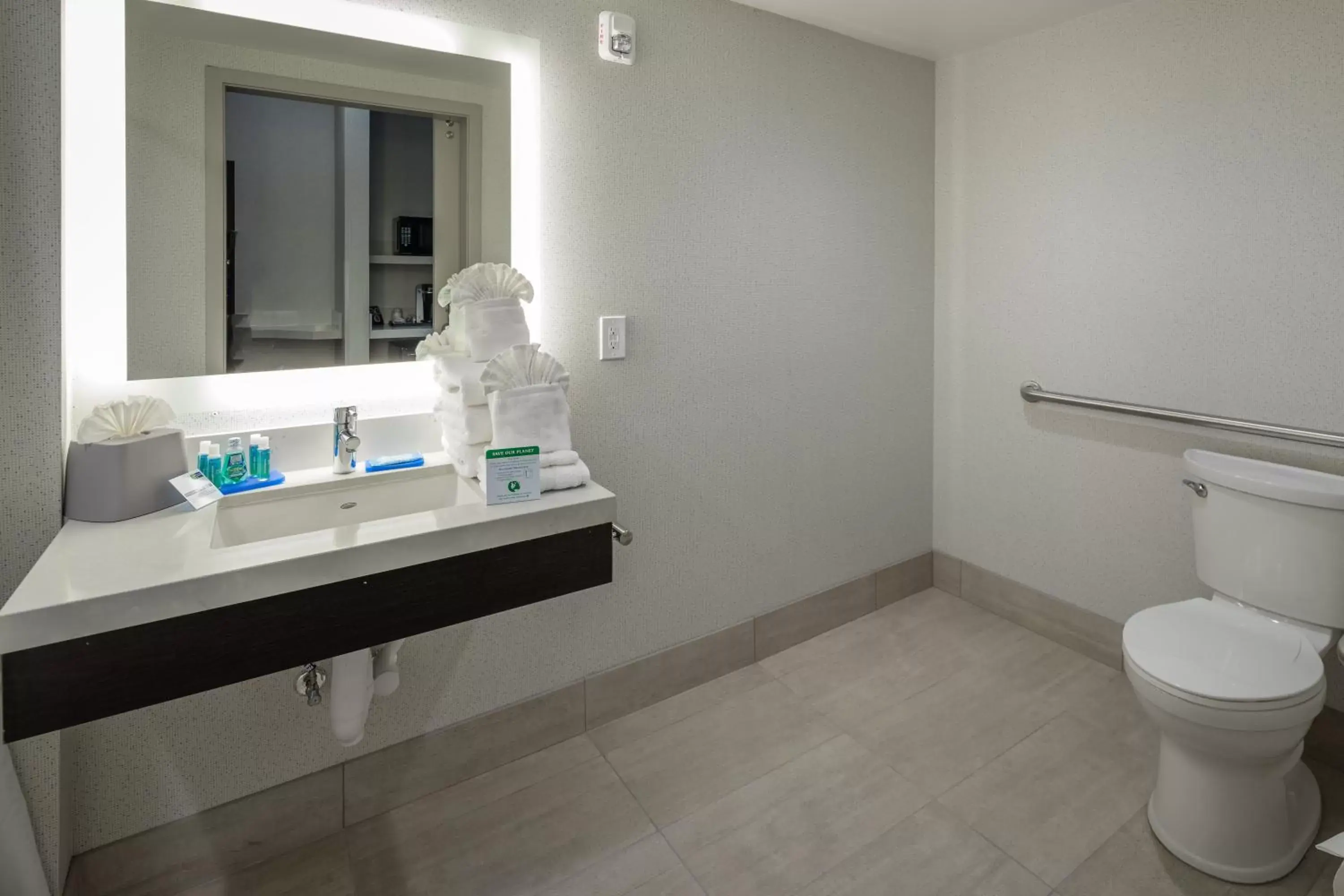 Photo of the whole room, Bathroom in Holiday Inn Express - Sunnyvale - Silicon Valley, an IHG Hotel