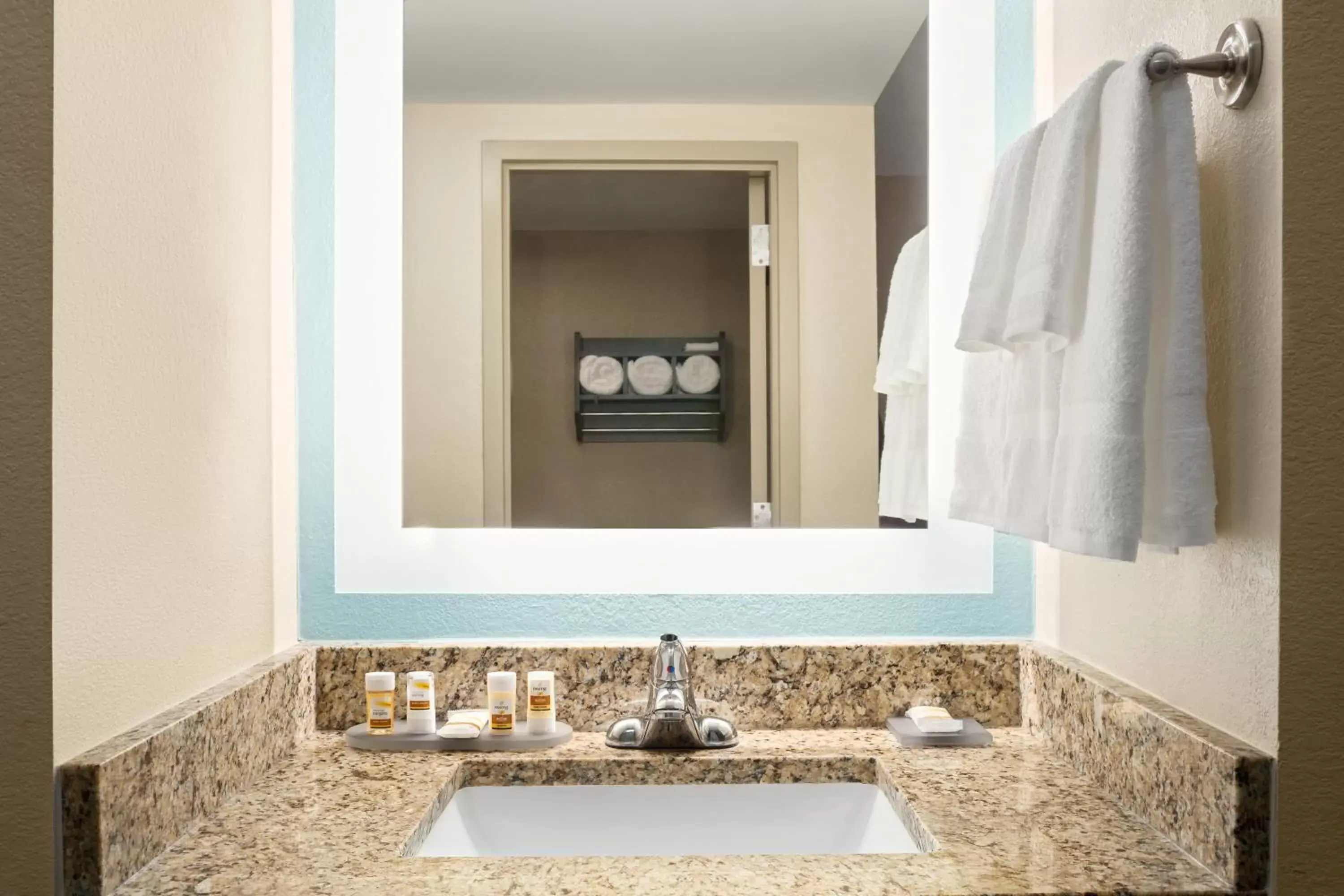 Bathroom in La Quinta Inn & Suites by Wyndham Richmond-Midlothian