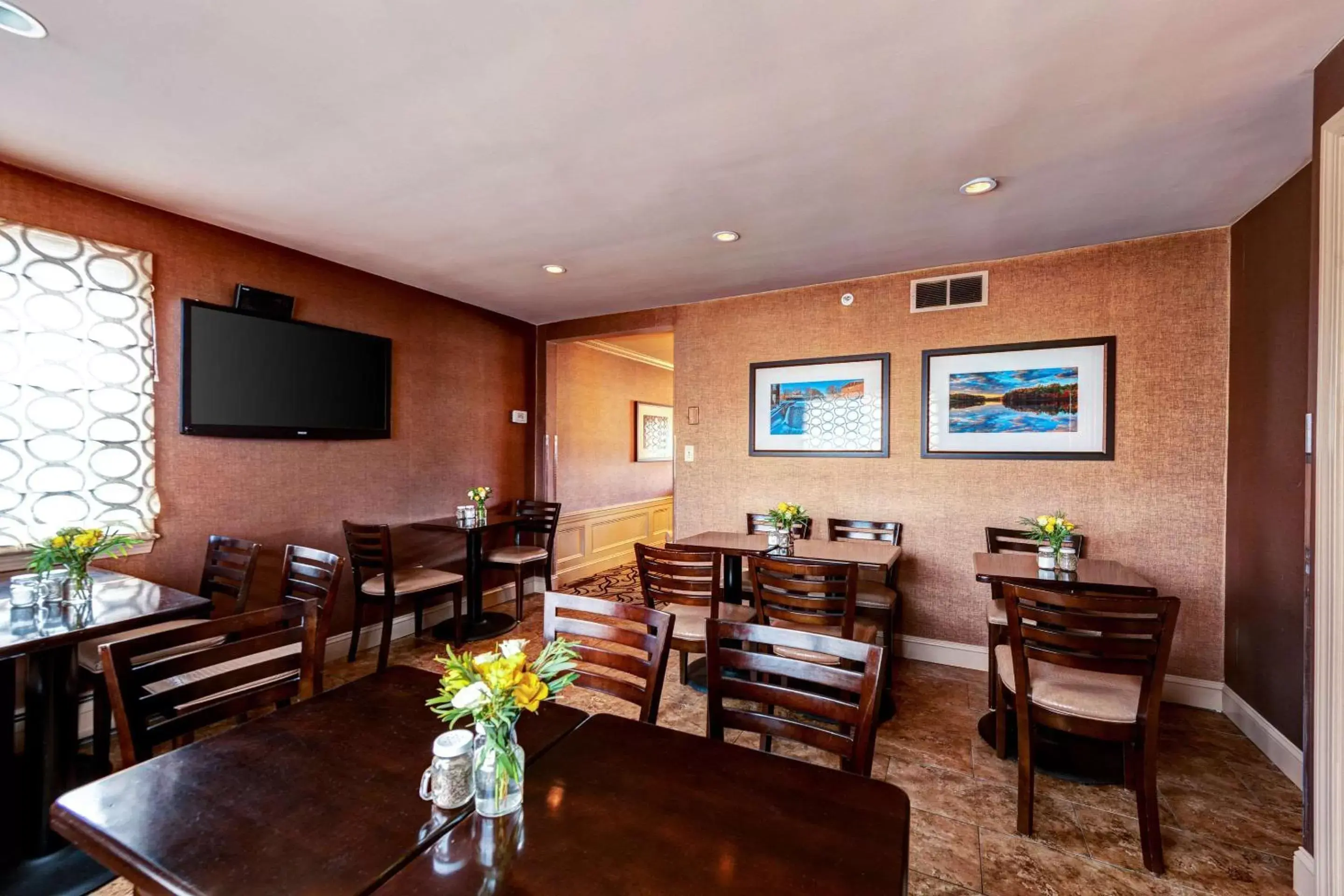 Restaurant/Places to Eat in Port Inn and Suites Portsmouth, Ascend Hotel Collection