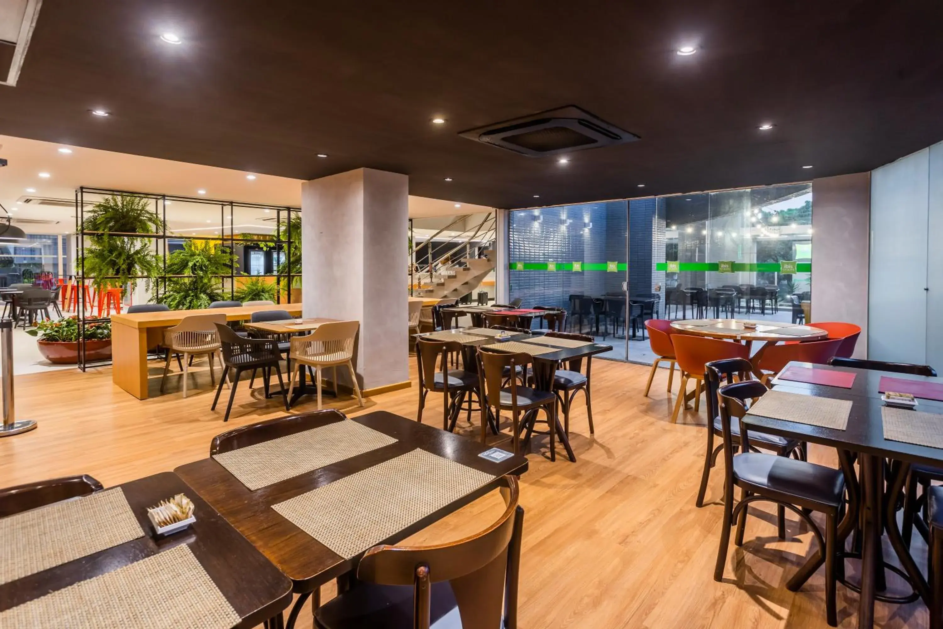 Restaurant/Places to Eat in Ibis Styles Belém Hangar