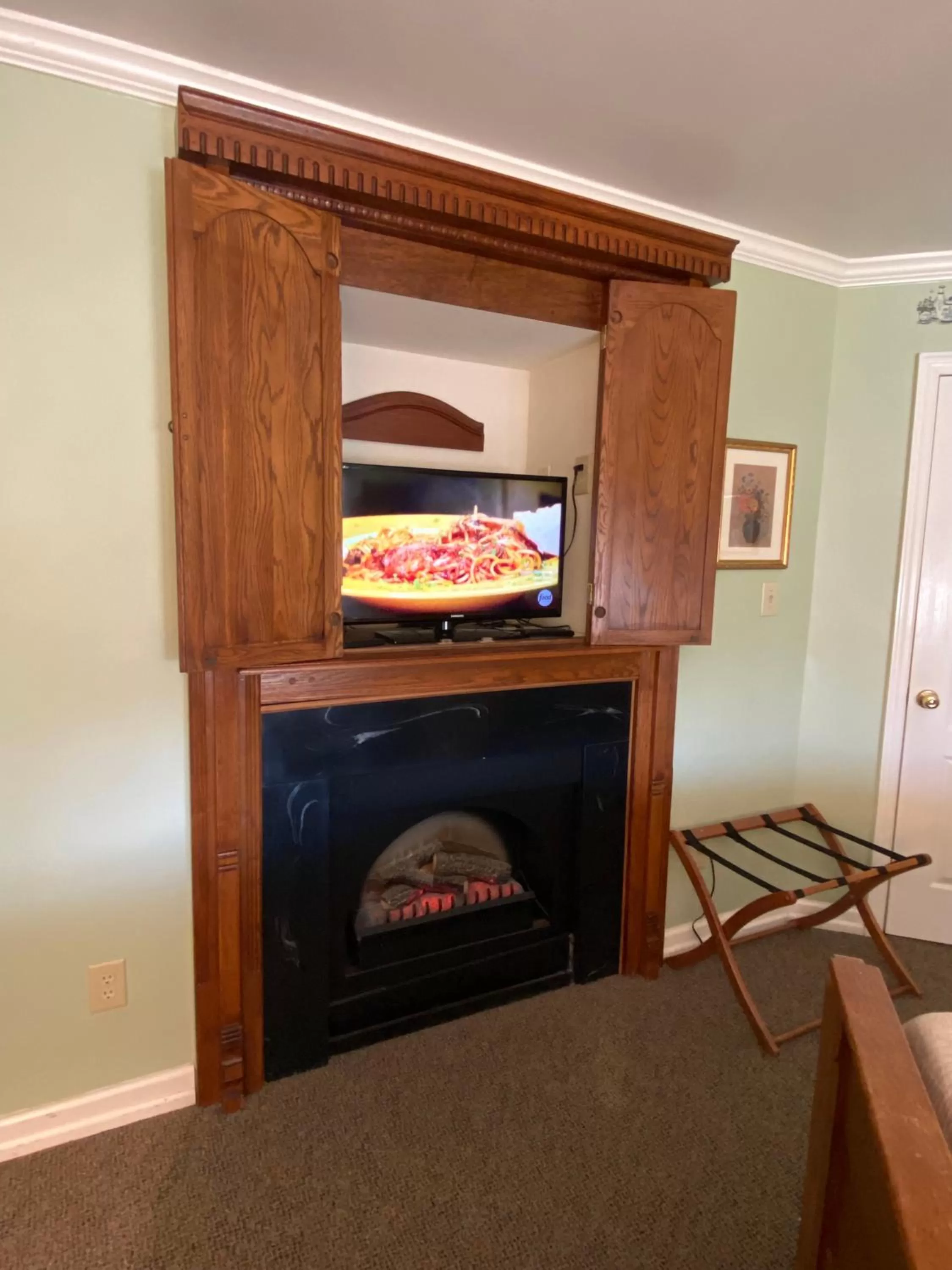 TV and multimedia in The Cypress Inn