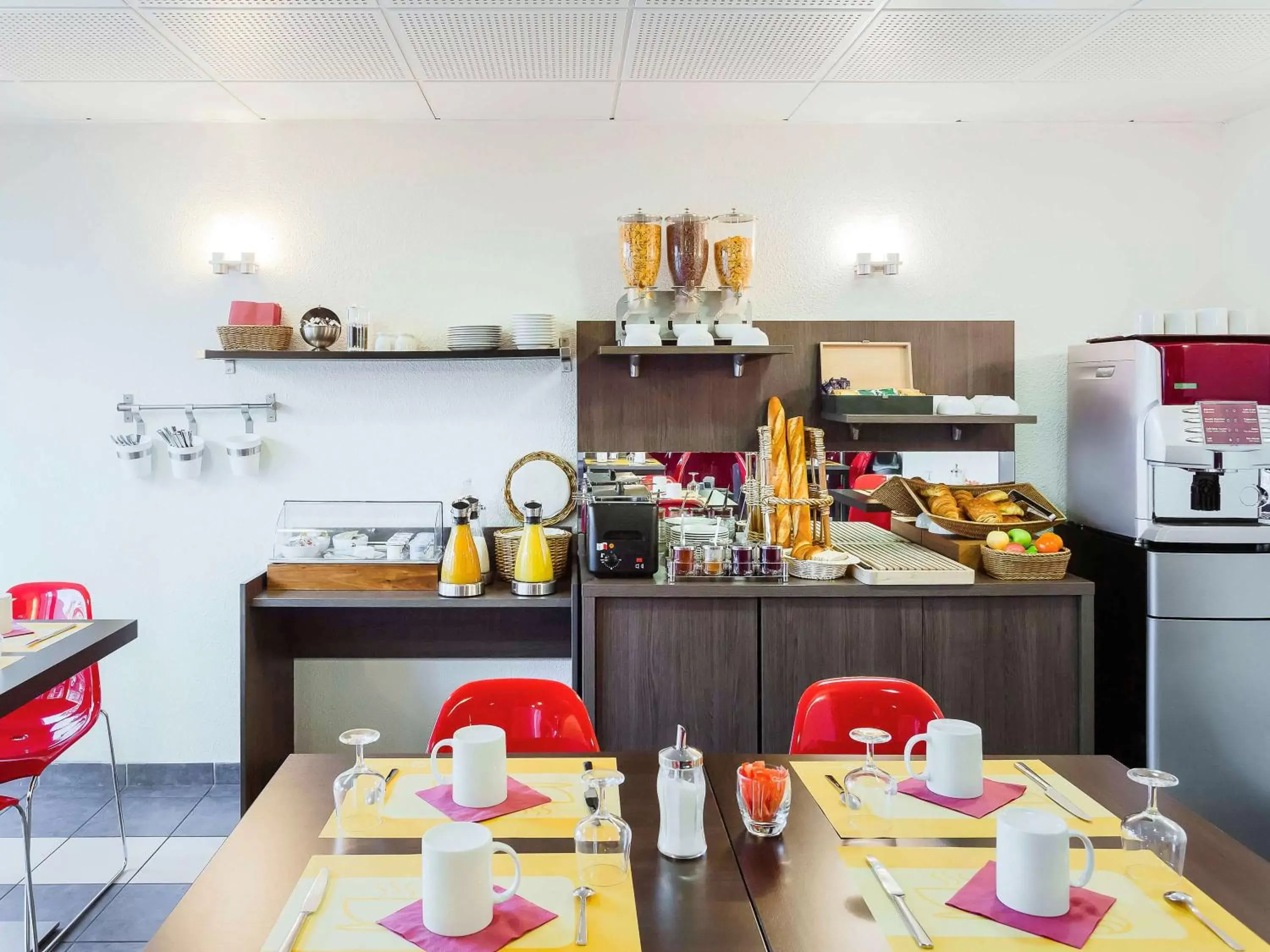 Property building, Restaurant/Places to Eat in Aparthotel Adagio Access Orléans