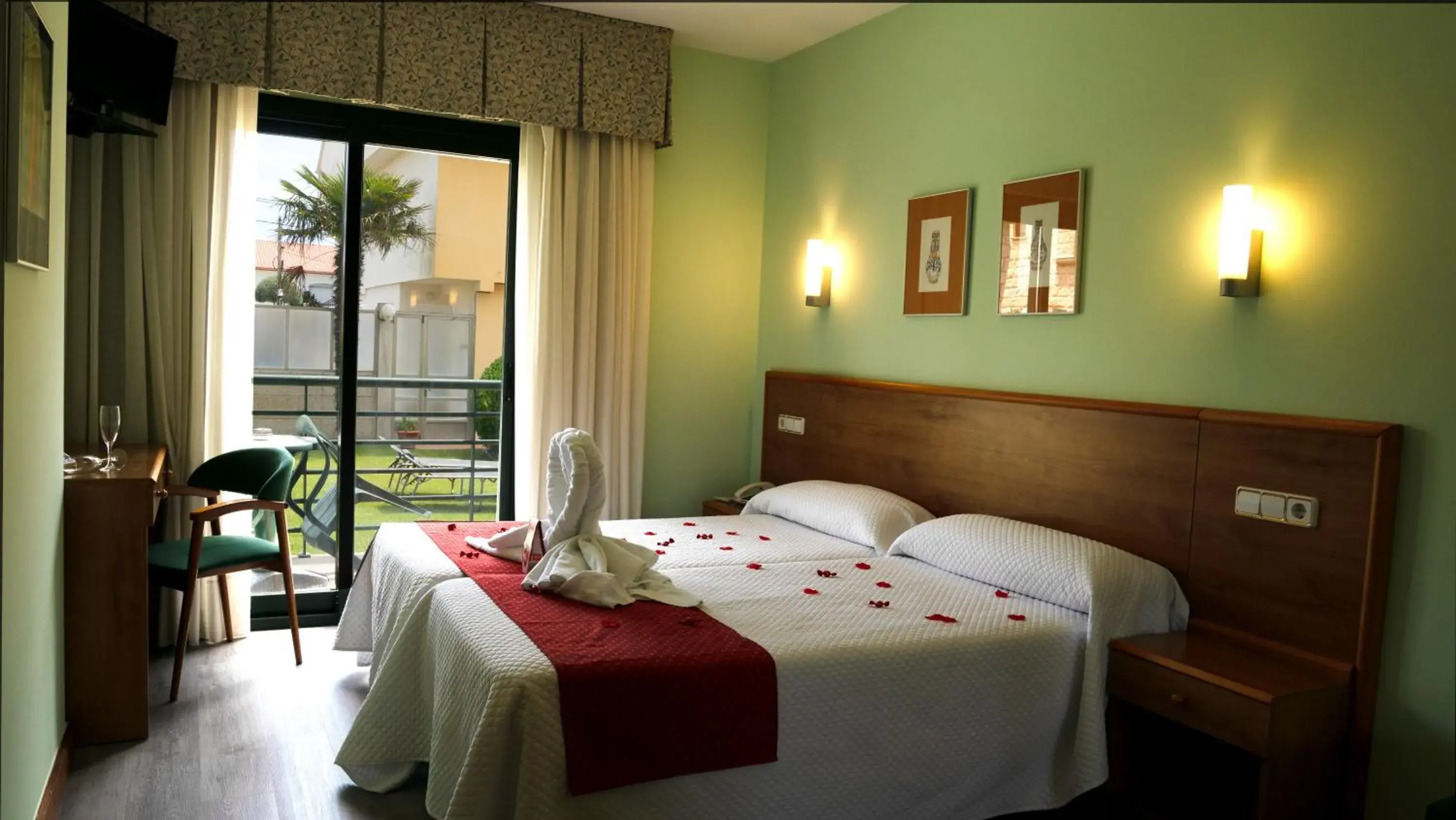 Balcony/Terrace, Bed in Hotel Oca Vermar
