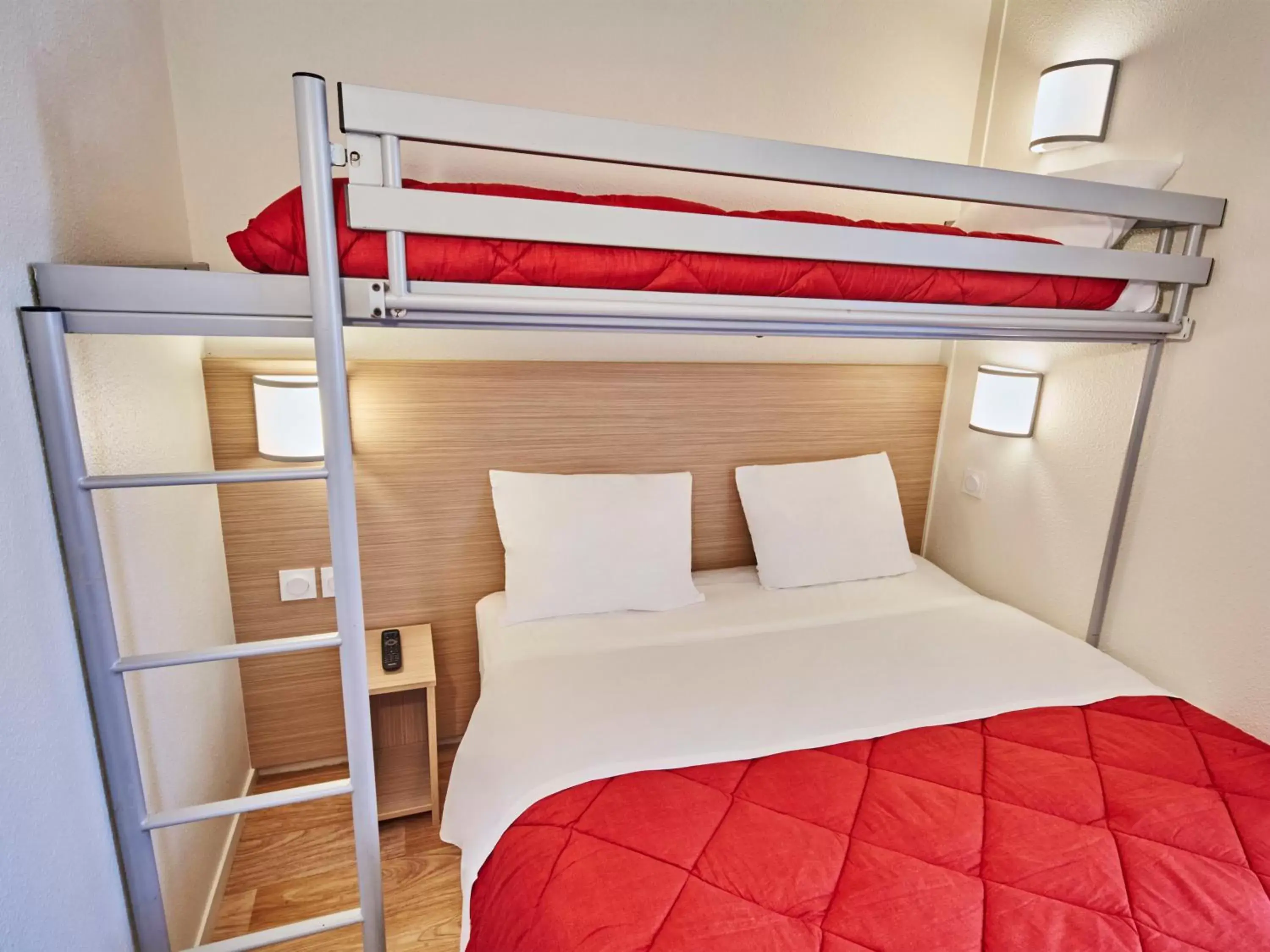 Shower, Bunk Bed in Premiere Classe Cergy Saint Christophe