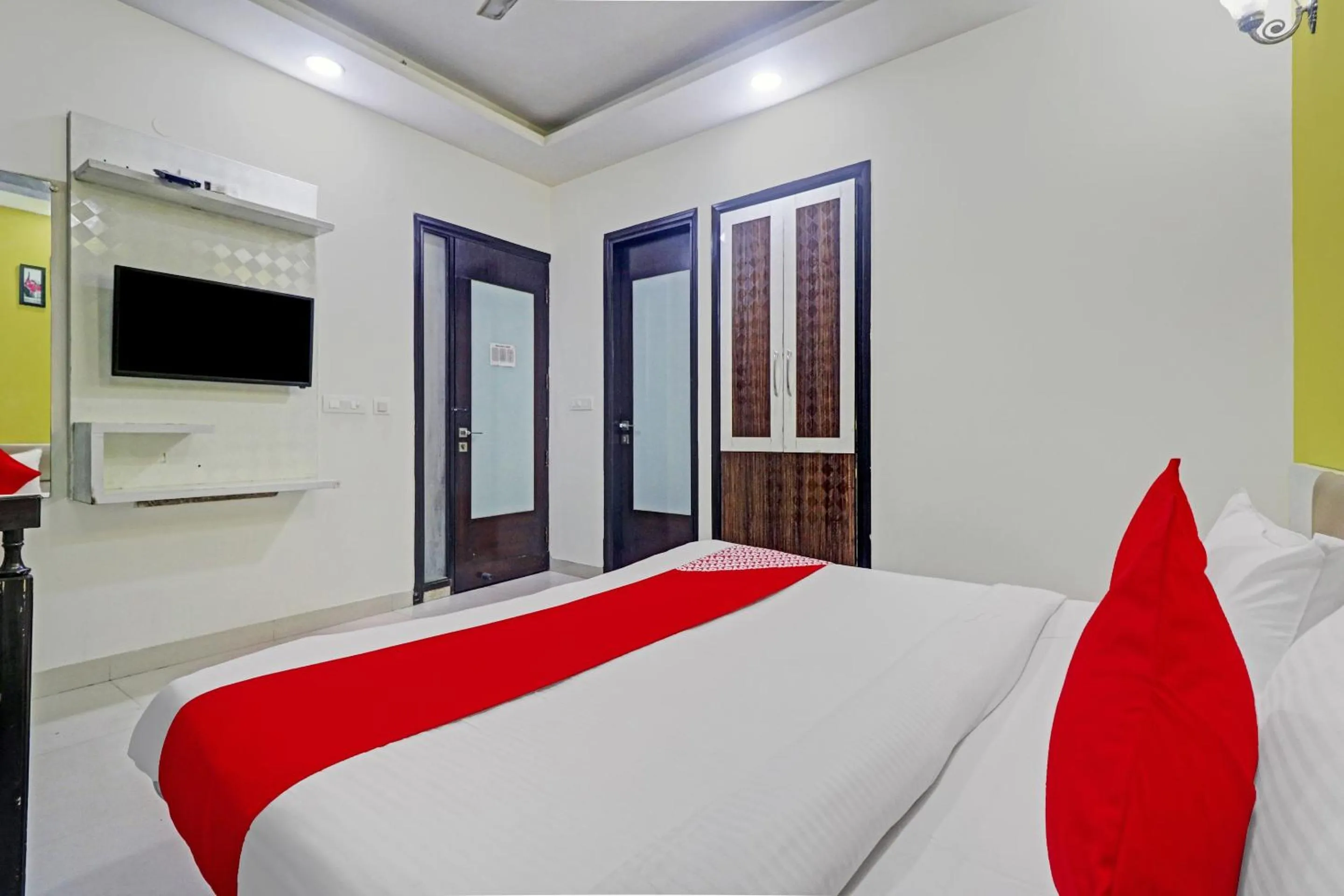 Bedroom, Bed in OYO 12675 Hotel Star Inn