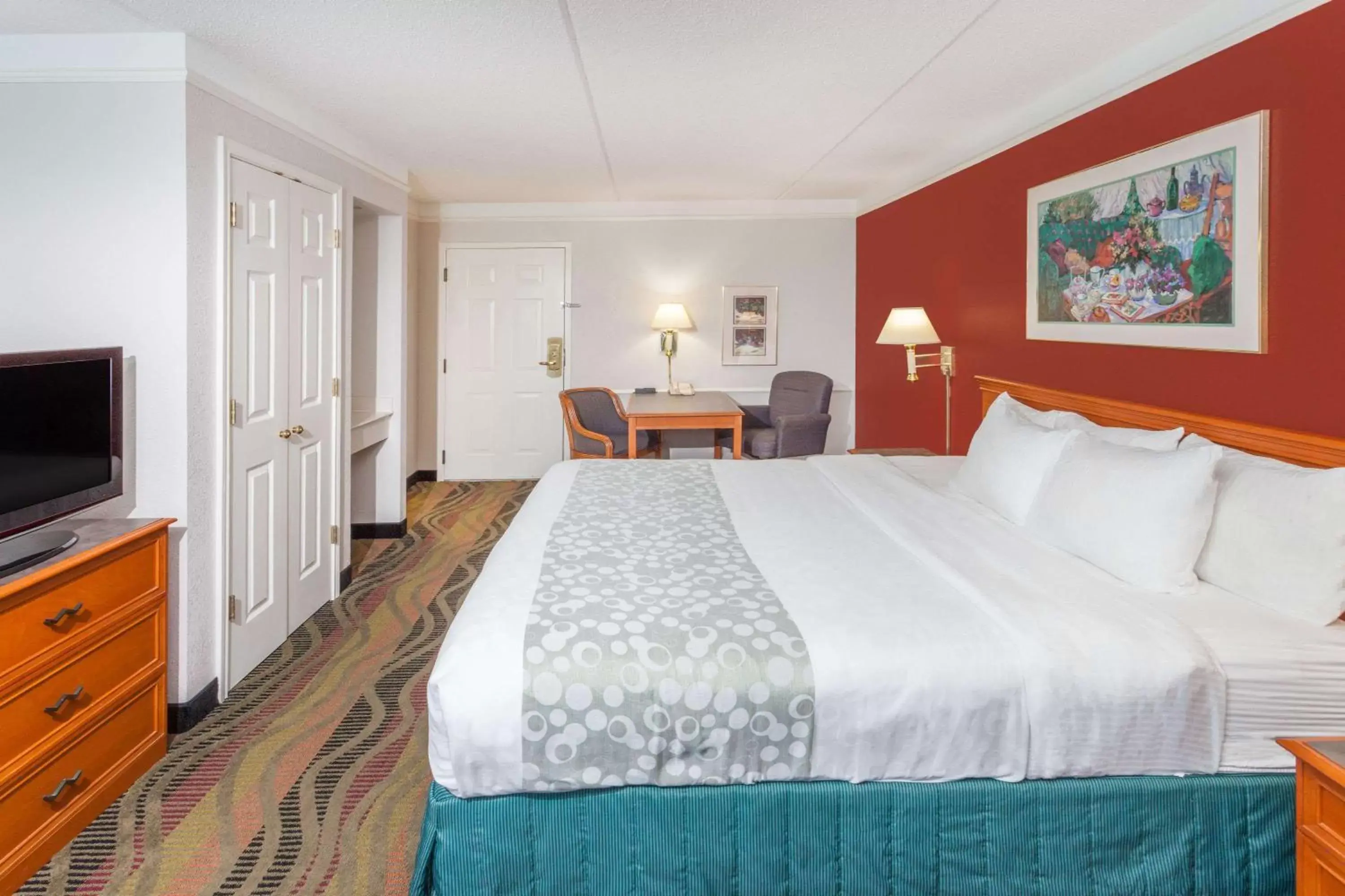 Photo of the whole room, Bed in Days Inn & Suites by Wyndham Arlington Heights