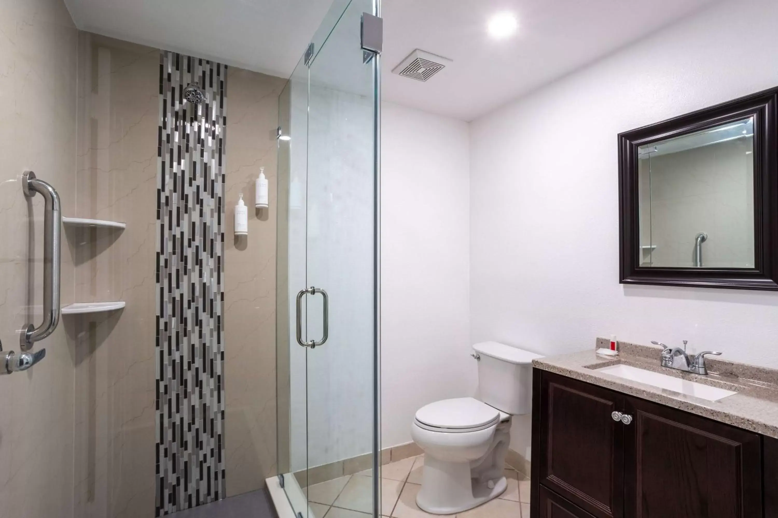 TV and multimedia, Bathroom in Travelodge by Wyndham Lakeland