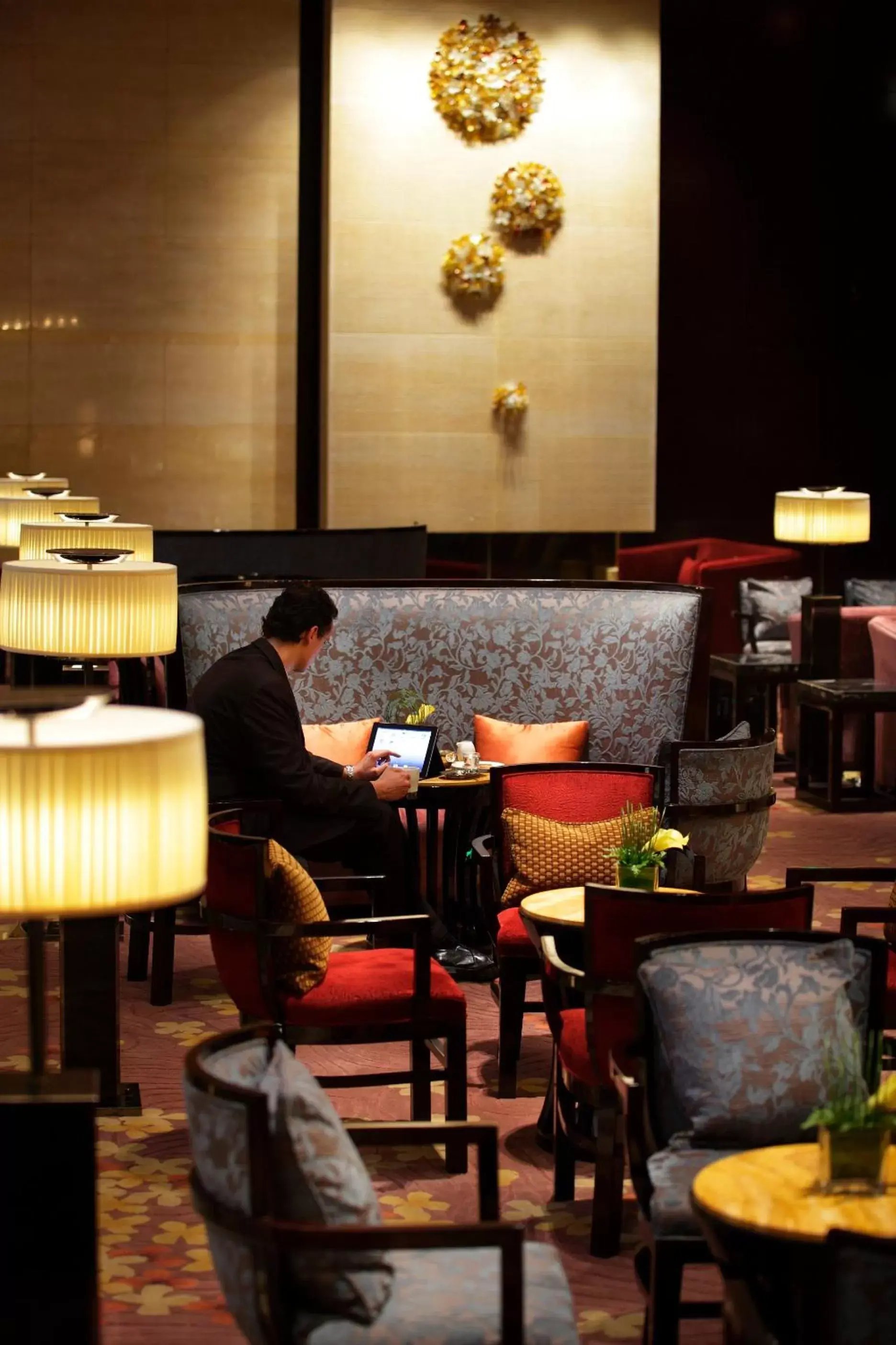Lounge or bar in Crowne Plaza Chengdu Panda Garden by IHG-Near Panda Base Lounge or bar in Crowne Plaza Chengdu Panda Garden by IHG-Near Panda Base