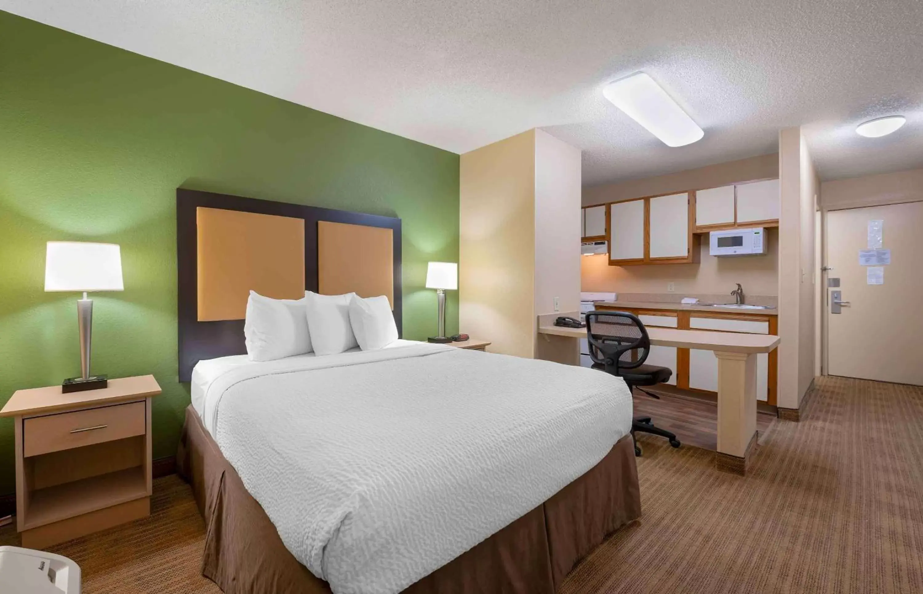 Bedroom, Bed in Extended Stay America Suites - Cincinnati - Fairfield