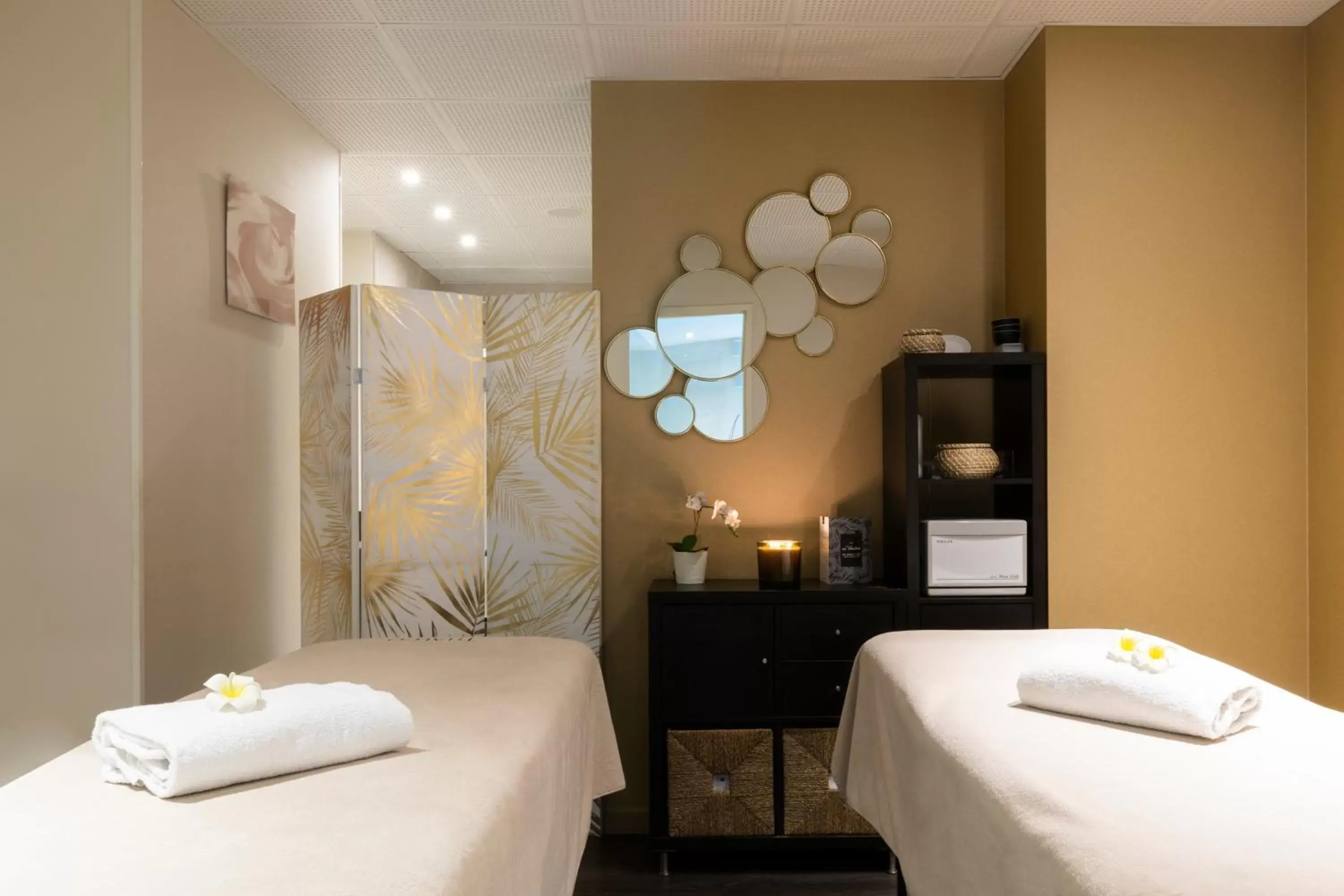 Massage, Bed in Hôtel & SPA Oceania L'Univers Tours Massage, Bed in Hôtel & SPA Oceania L'Univers Tours