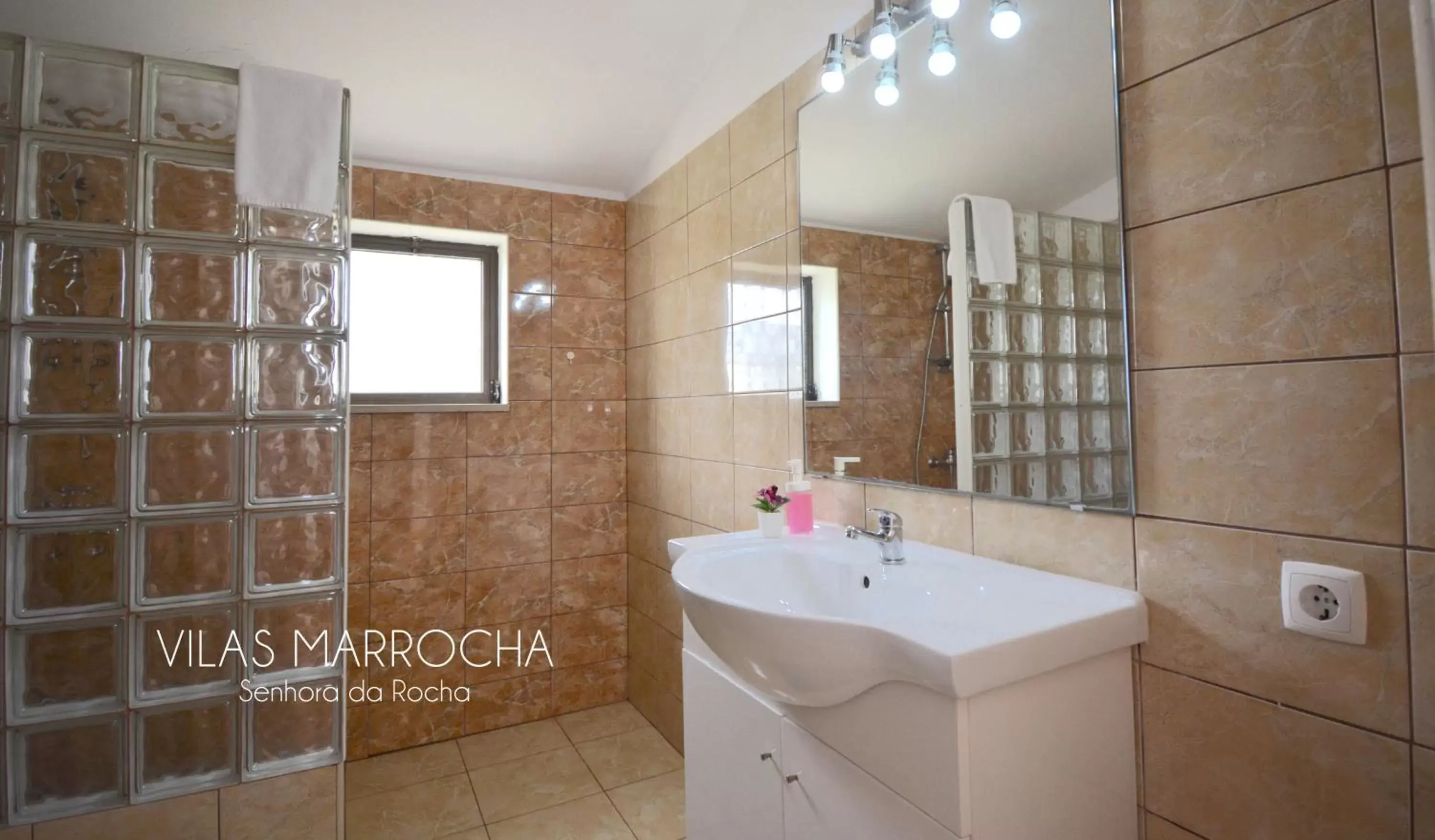 Shower, Bathroom in Vilas Marrocha