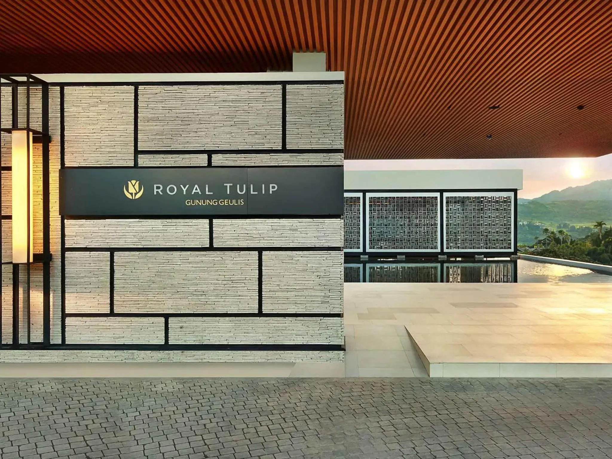 Lobby or reception, Facade/Entrance in Royal Tulip Gunung Geulis Resort and Golf