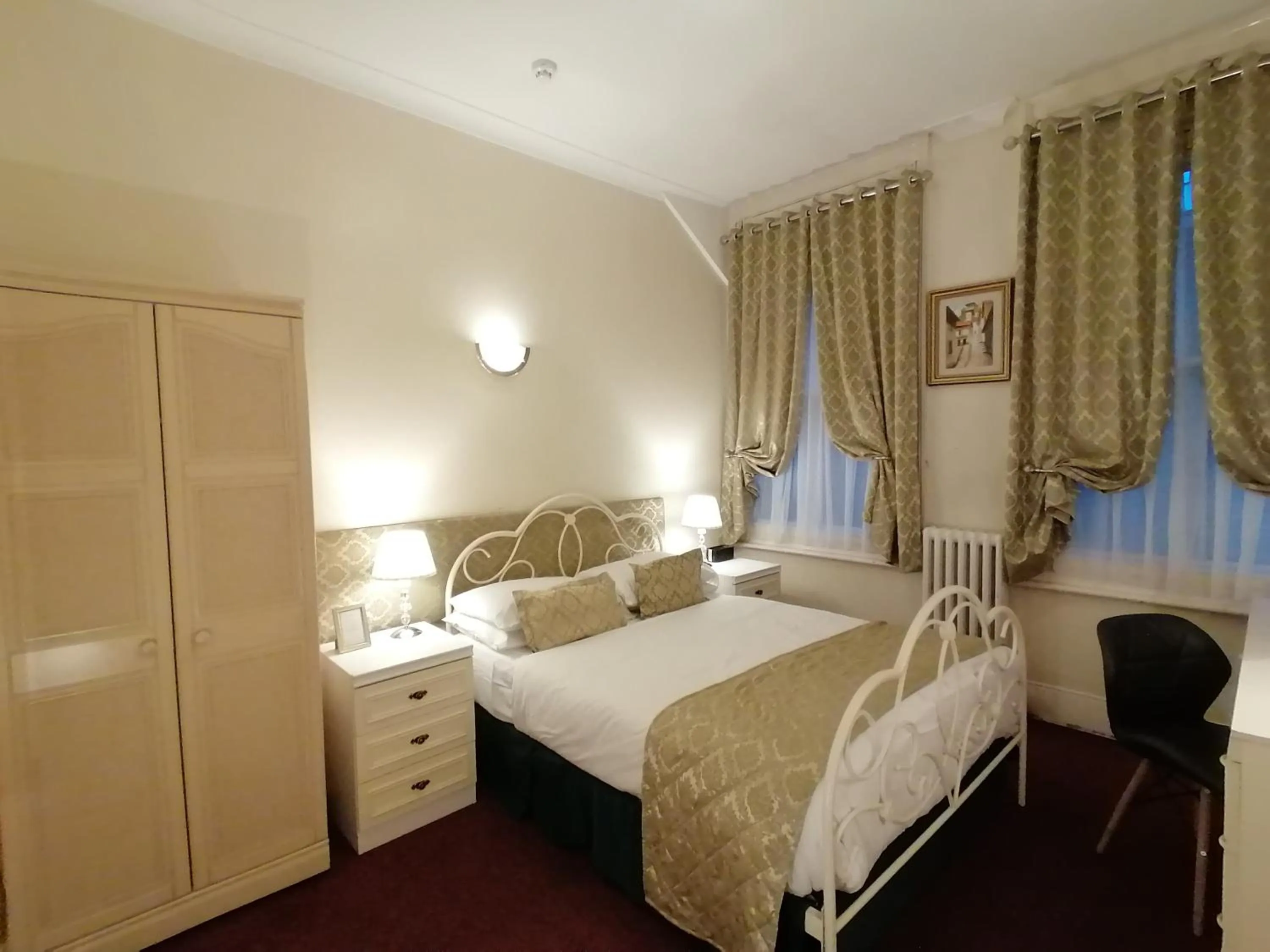 Bed in The Gordon House Hotel