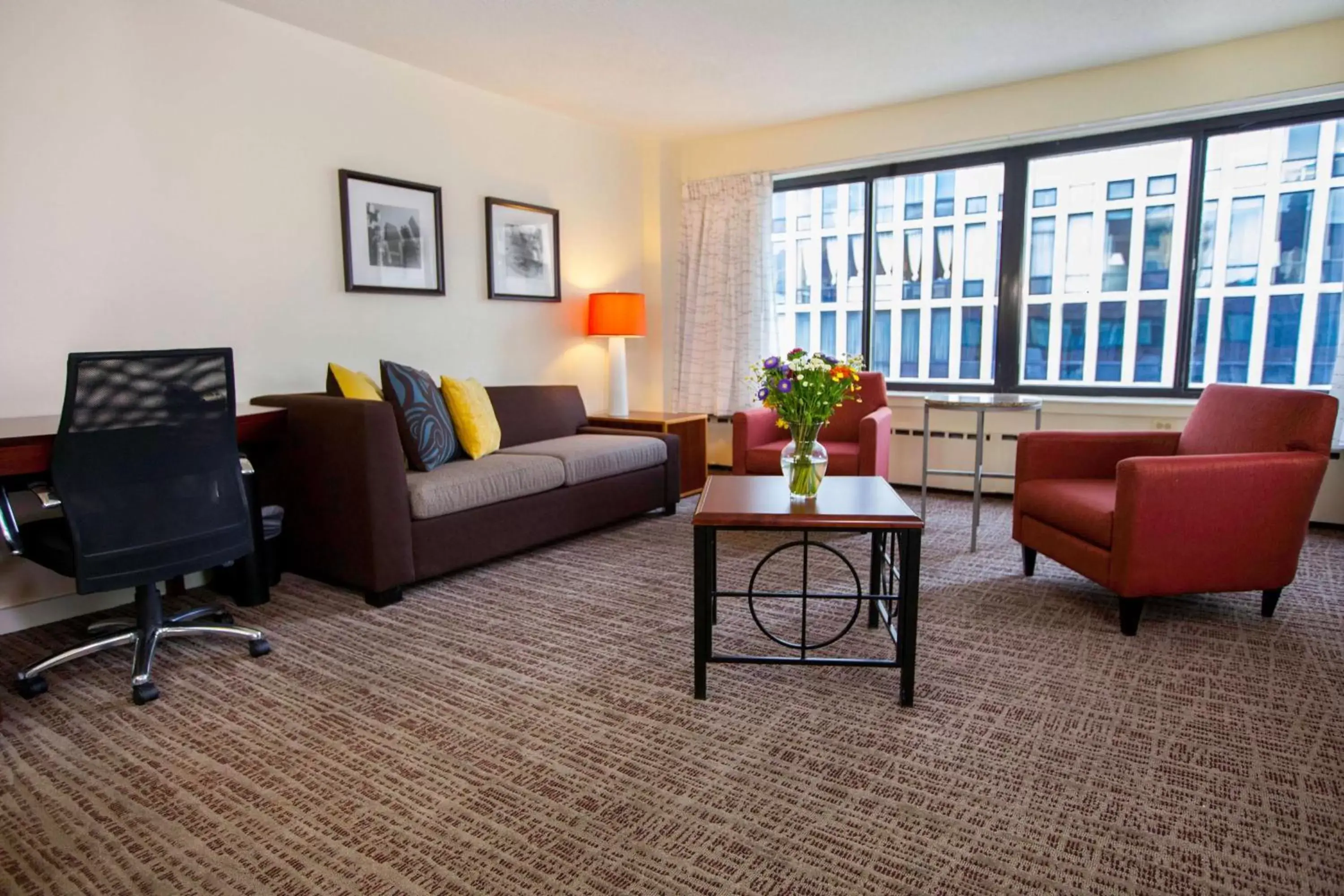 Living room, Seating Area in Sonesta ES Suites Chicago Downtown Magnificent Mile Medical