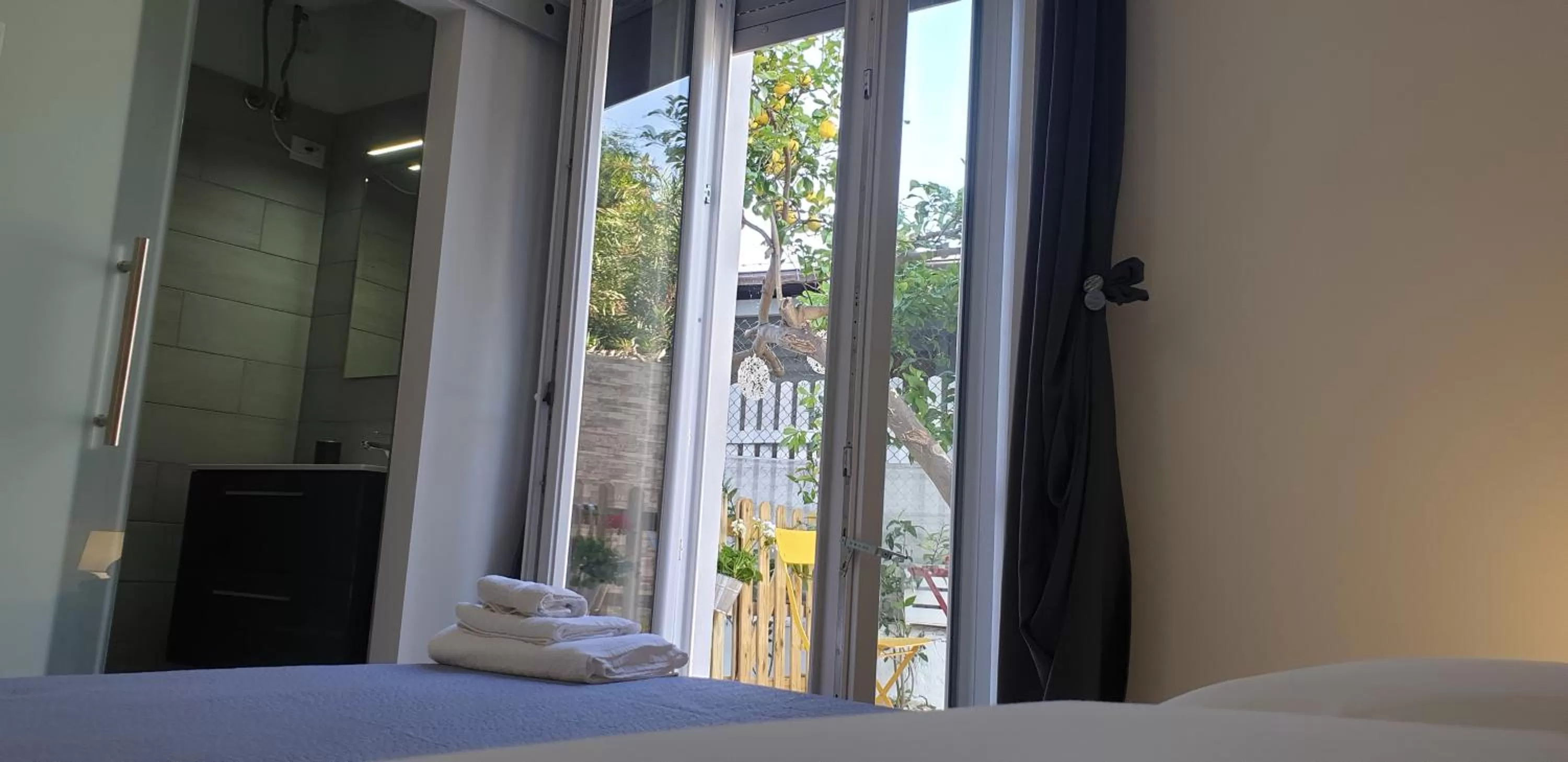 Garden, Bed in UN PASSO DAL MARE bed&breakfast San Salvo Marina