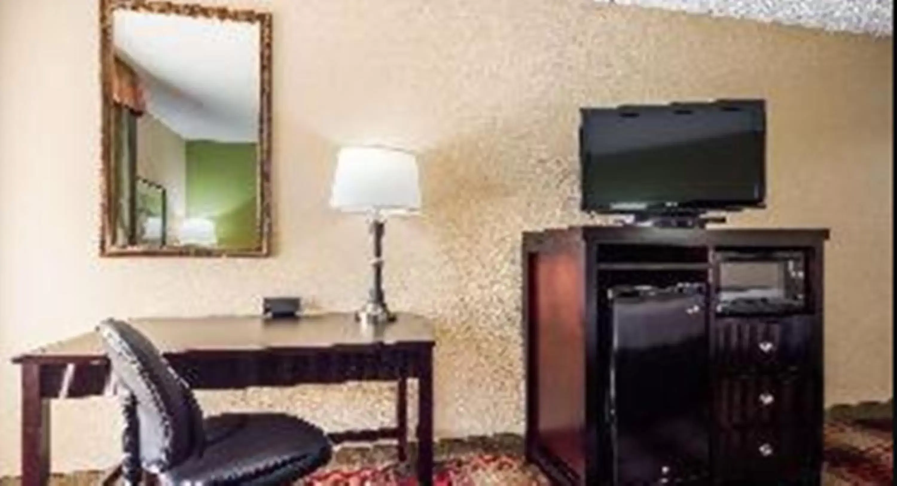 Bedroom, TV/Entertainment Center in Best Western Plus Addison/Dallas Hotel