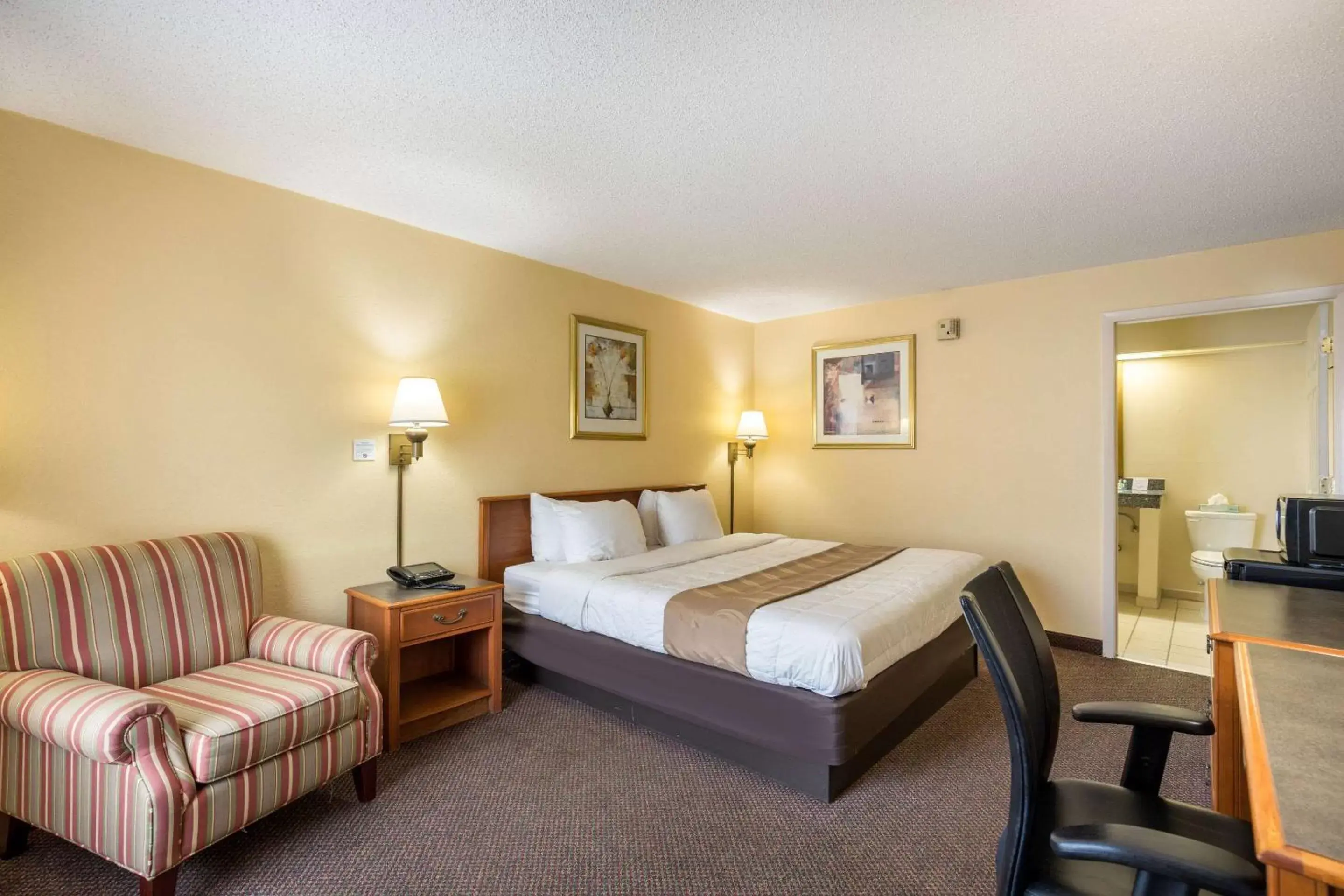 Photo of the whole room, Bed in Quality Inn White Springs Suwanee