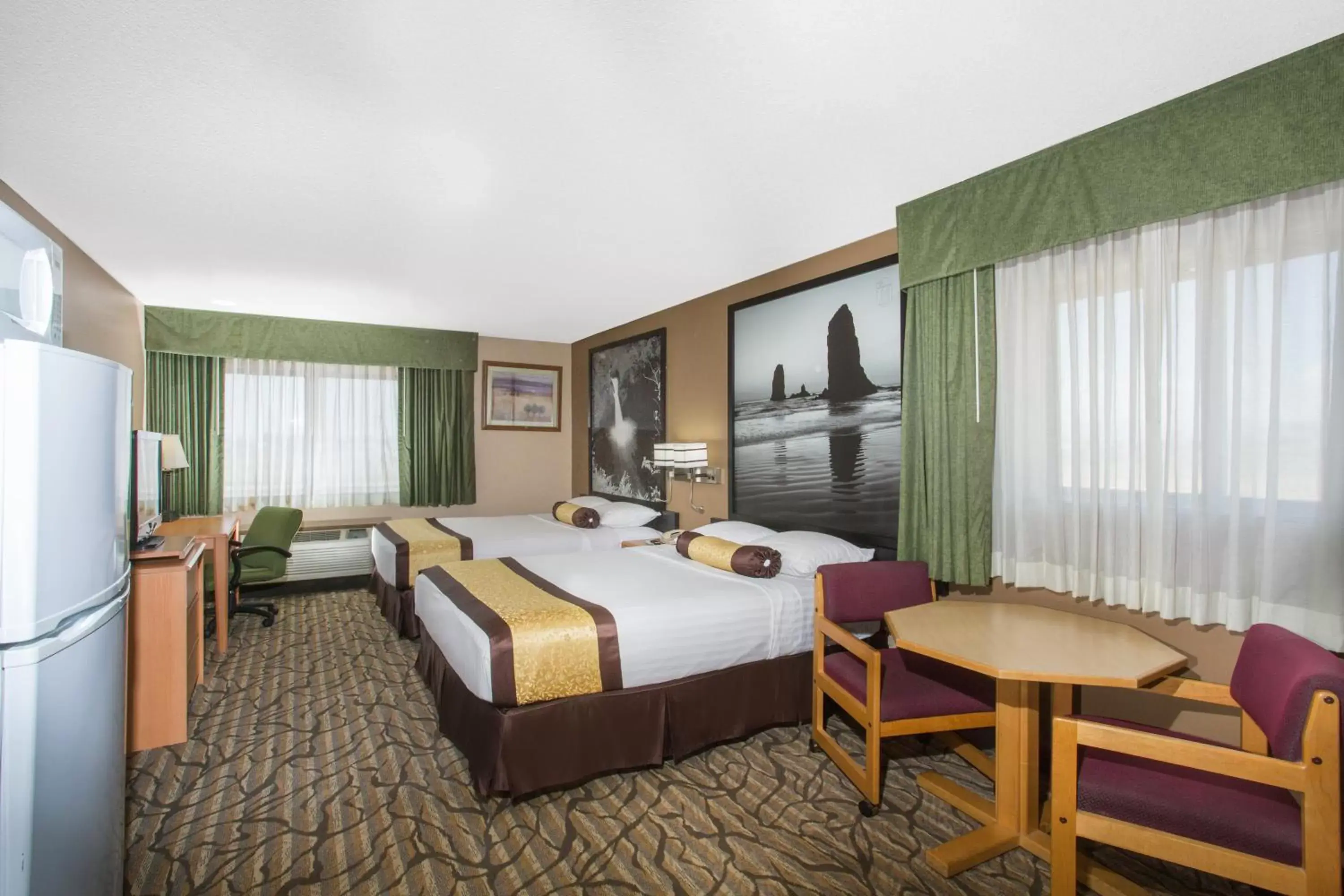 Photo of the whole room, Bed in Super 8 by Wyndham Baker City