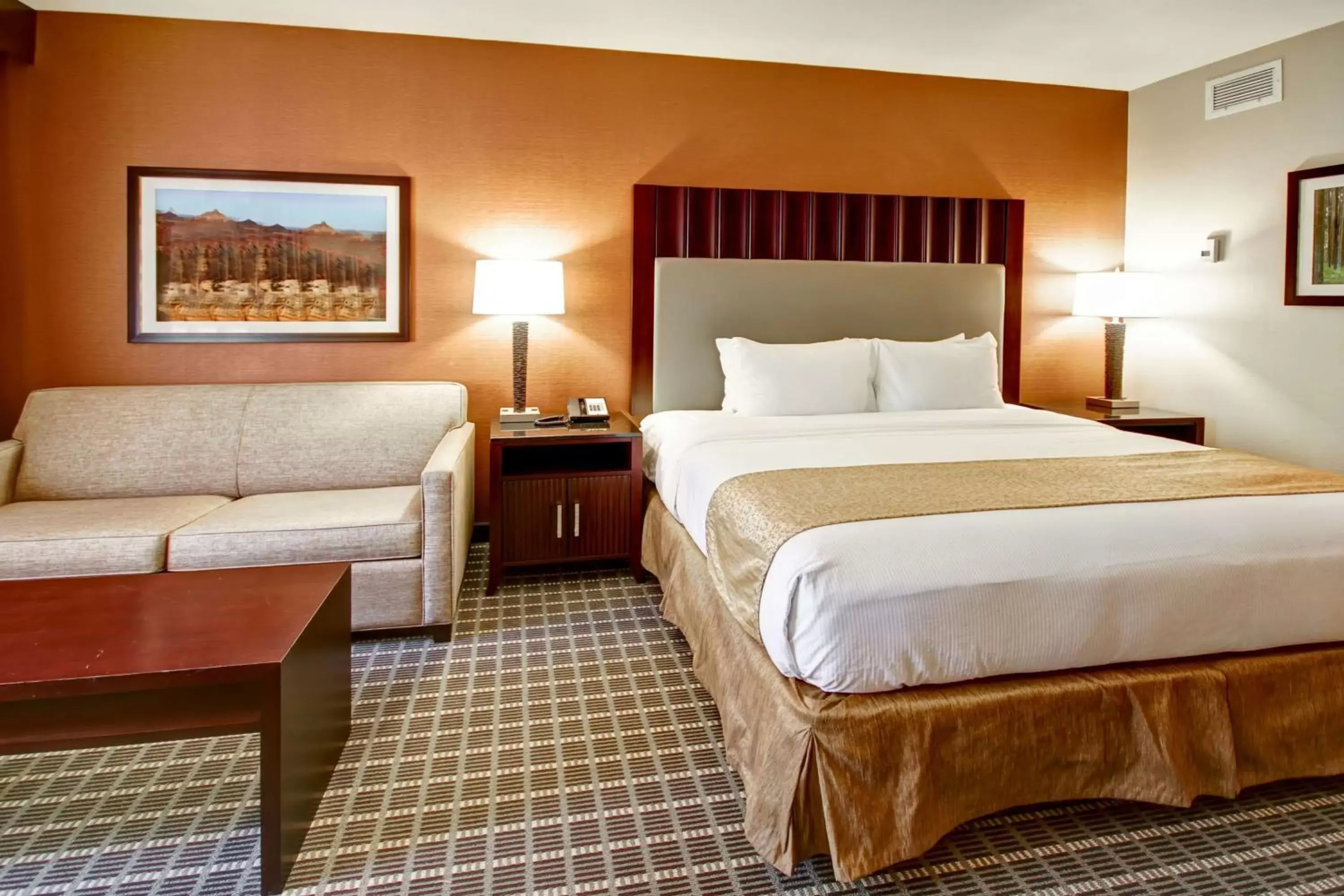 Bed in DoubleTree by Hilton Hotel Flagstaff