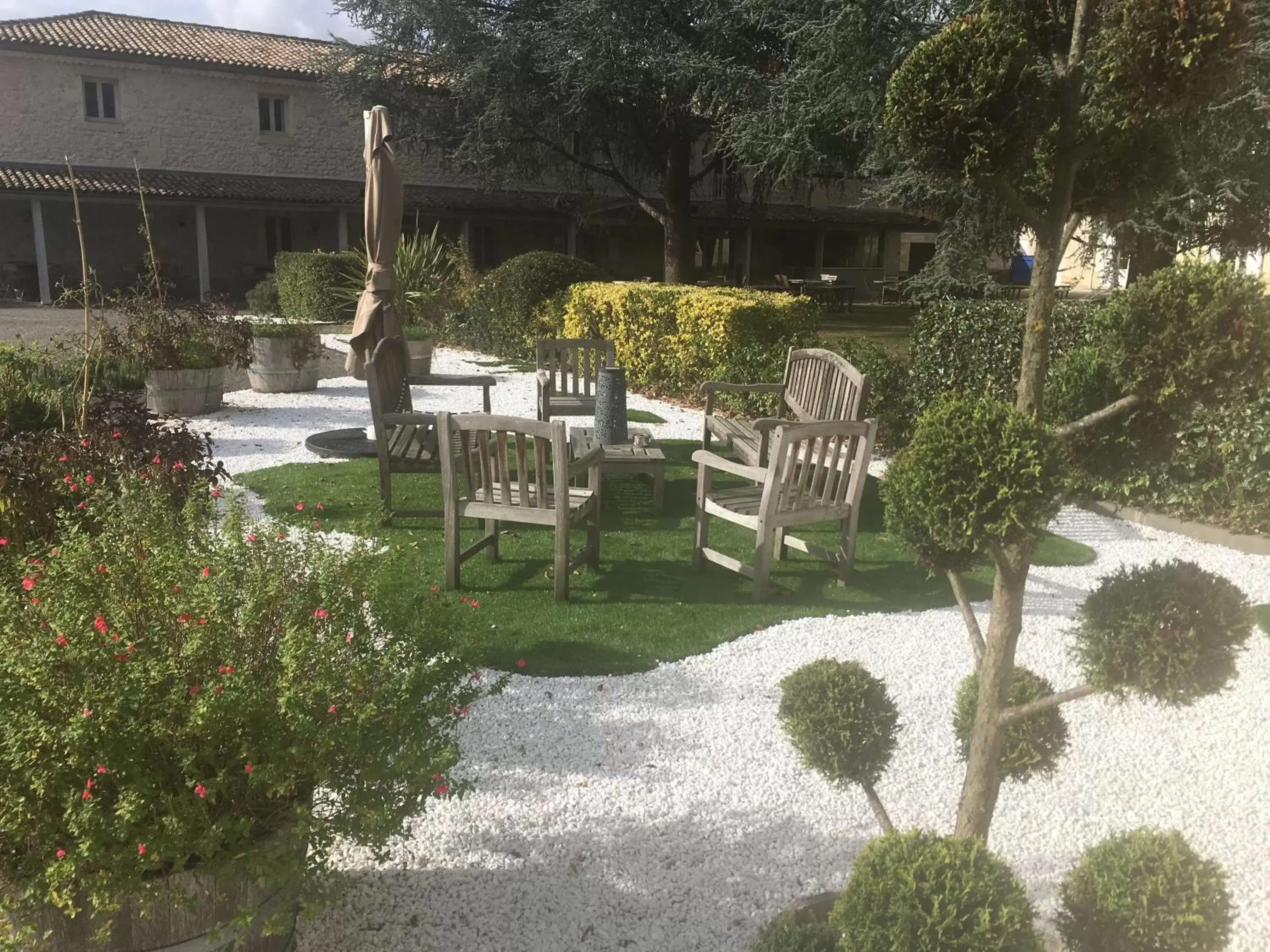 Patio in Les Secrets Château Pey La Tour - Groupe LOGIS HOTELS