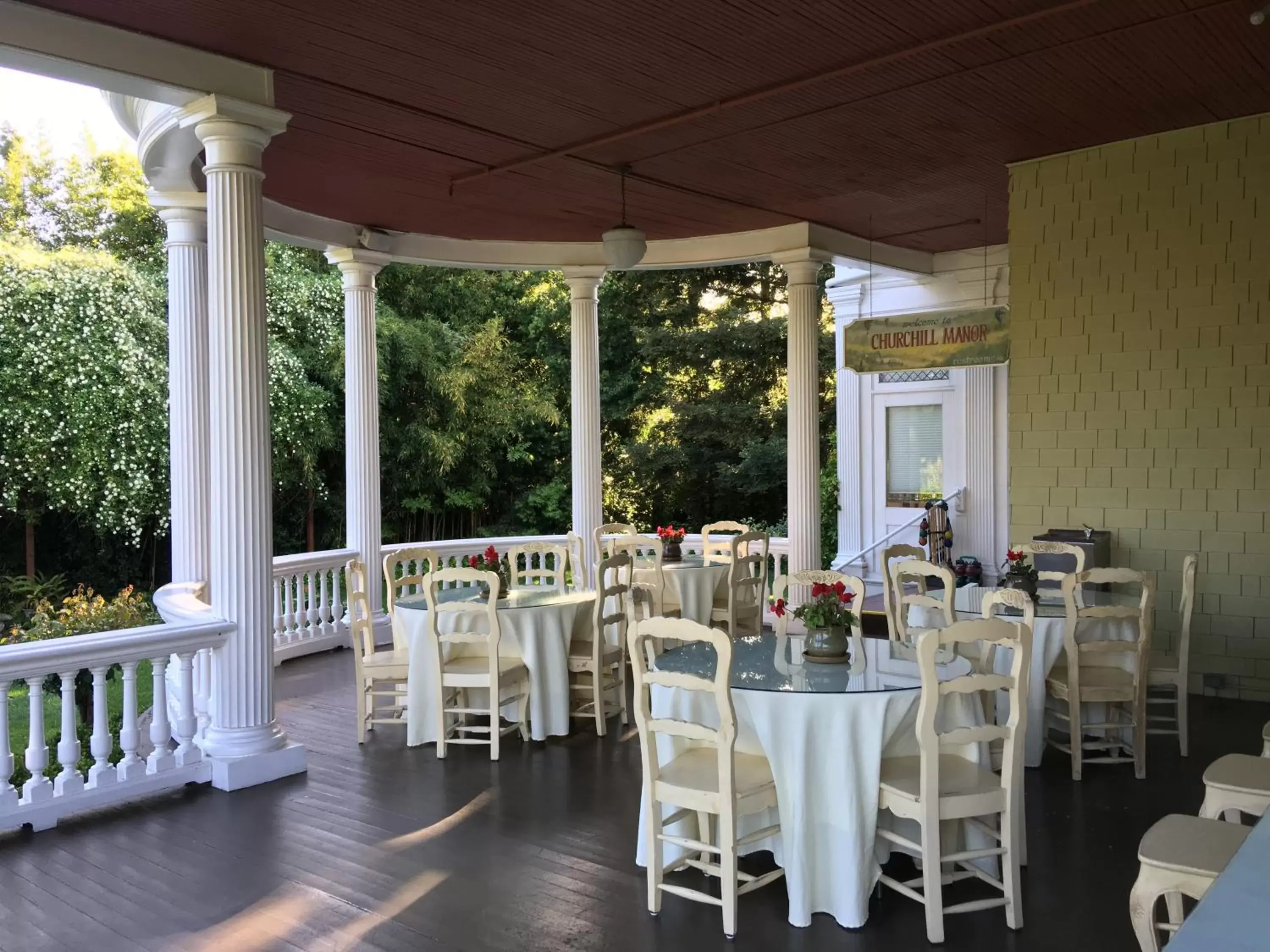 Restaurant/Places to Eat in Churchill Manor