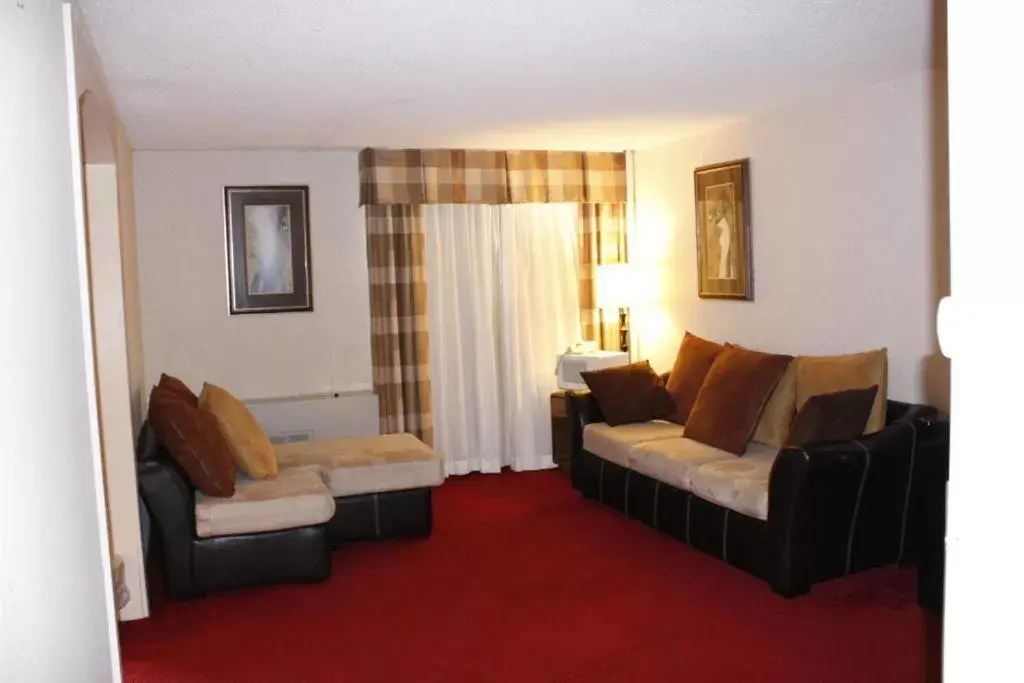 Living room, Seating Area in Riverfront Hotel