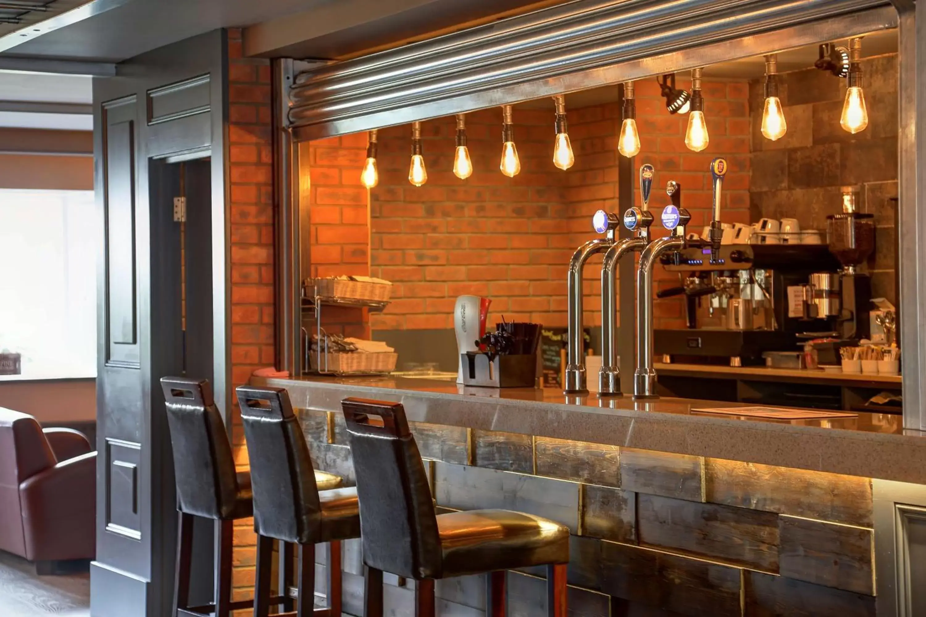 Restaurant/places to eat, Lounge/Bar in Holiday Inn - Manchester - Oldham, an IHG Hotel