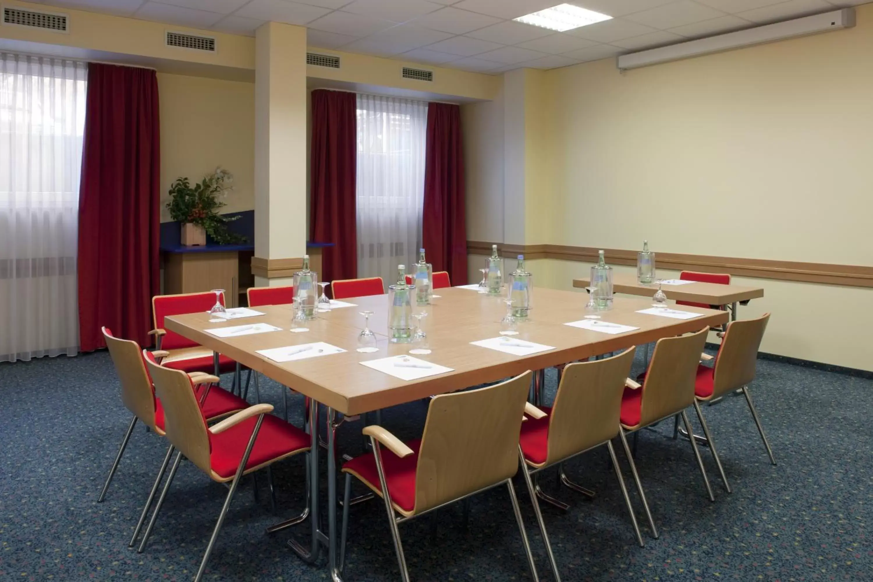 Meeting/conference room in Holiday Inn Express Frankfurt Airport, an IHG Hotel