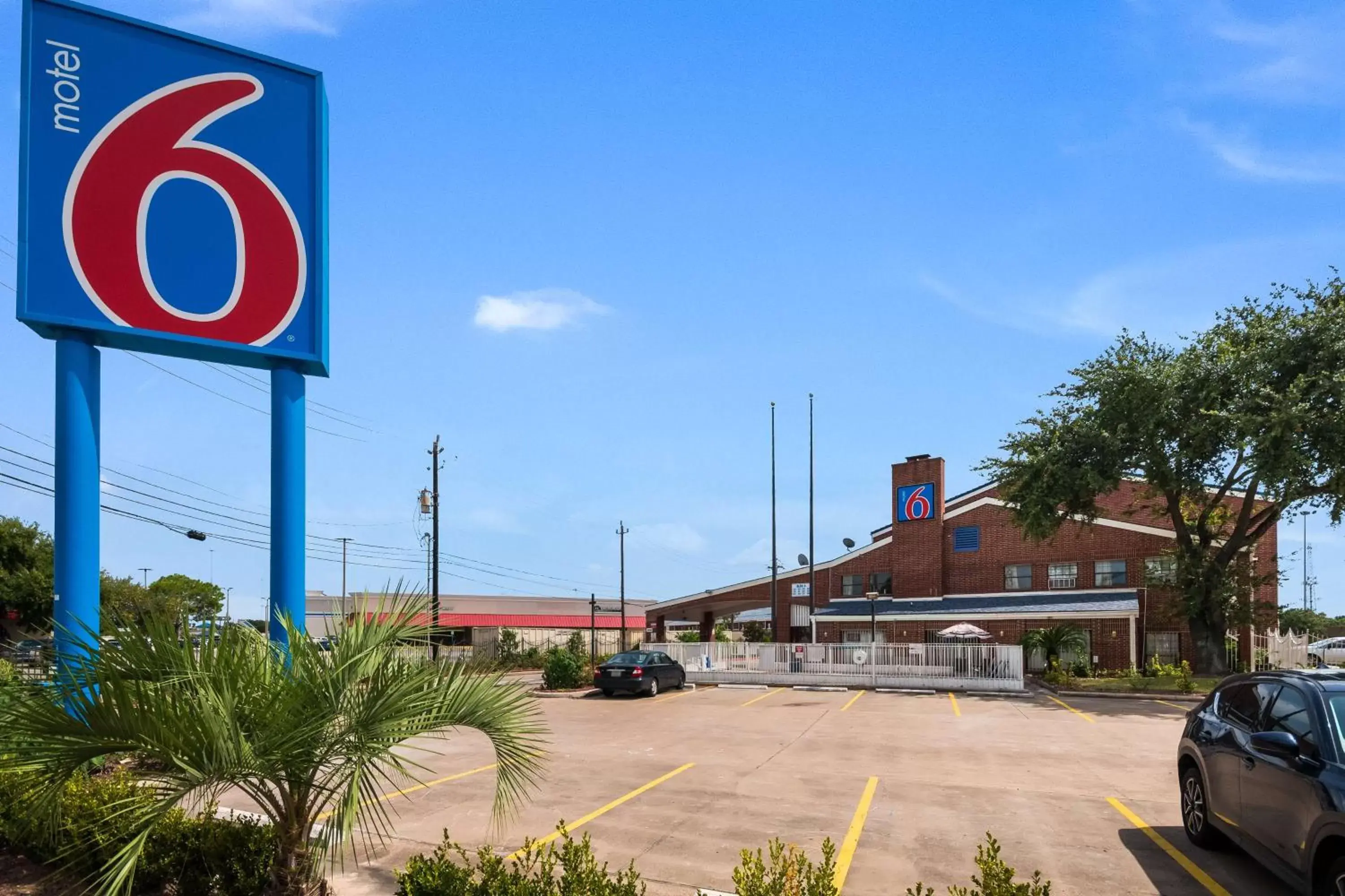 Property building in Motel 6-Houston, TX - Brookhollow
