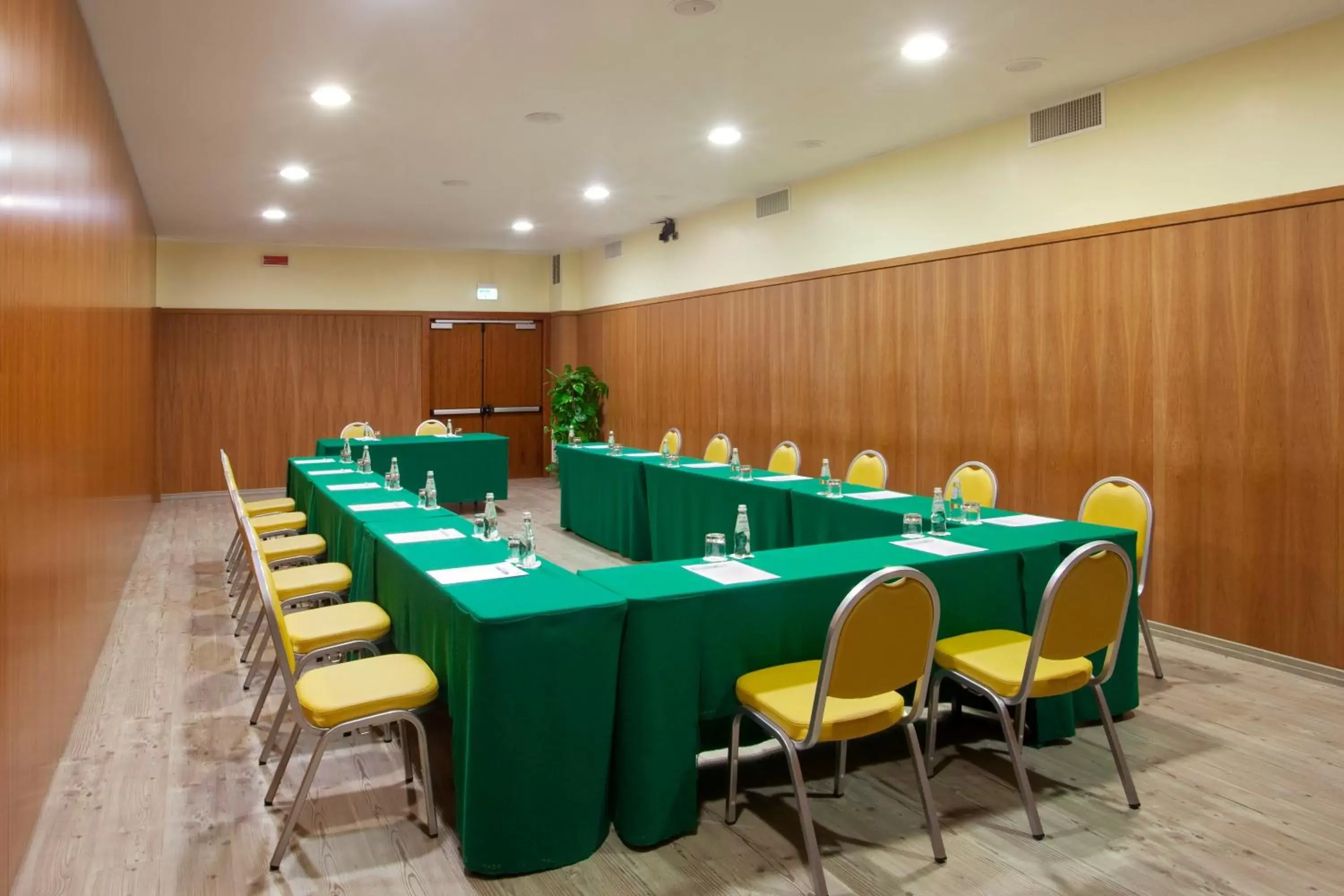 Meeting/conference room in Holiday Inn Cagliari, an IHG Hotel