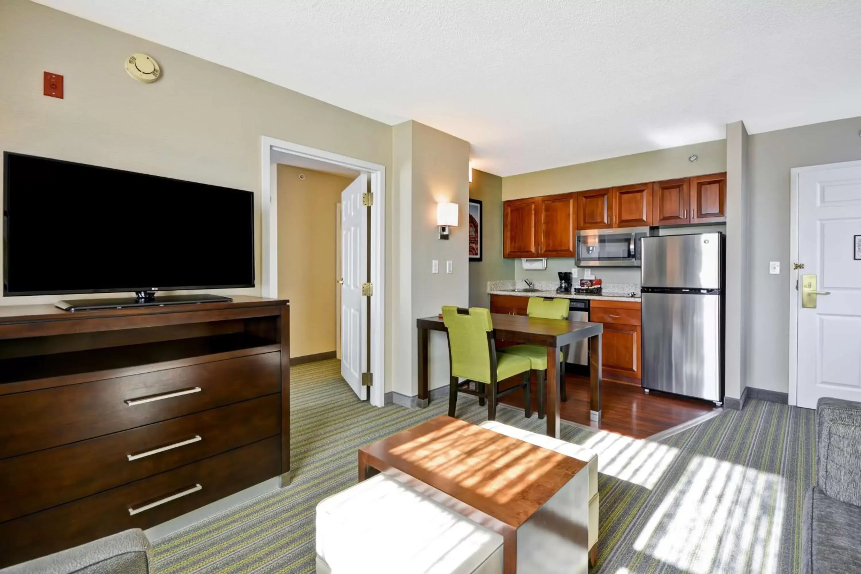 Living room, TV/Entertainment Center in Homewood Suites Dulles-International Airport