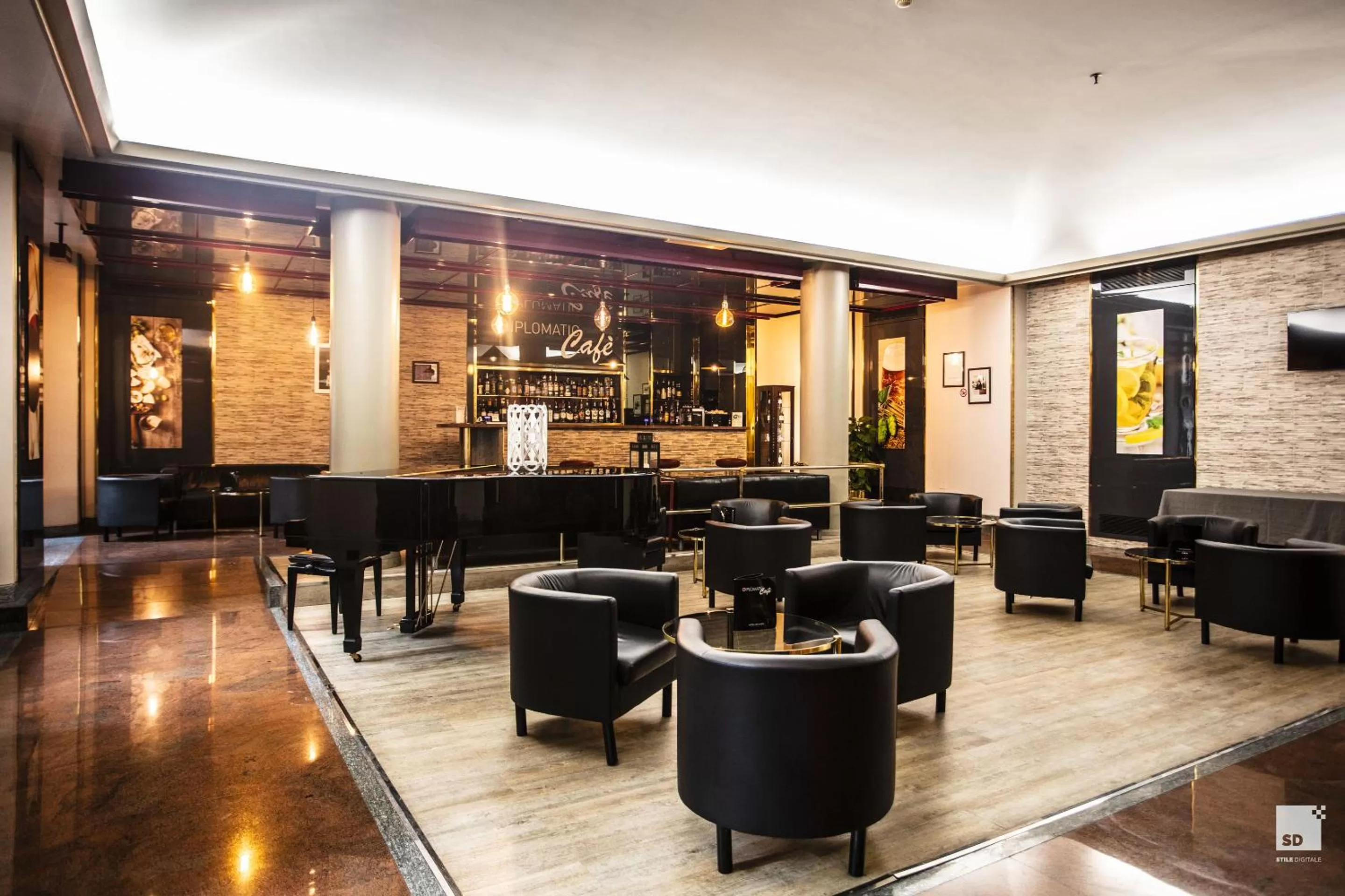 Restaurant/places to eat in Hotel Diplomatic