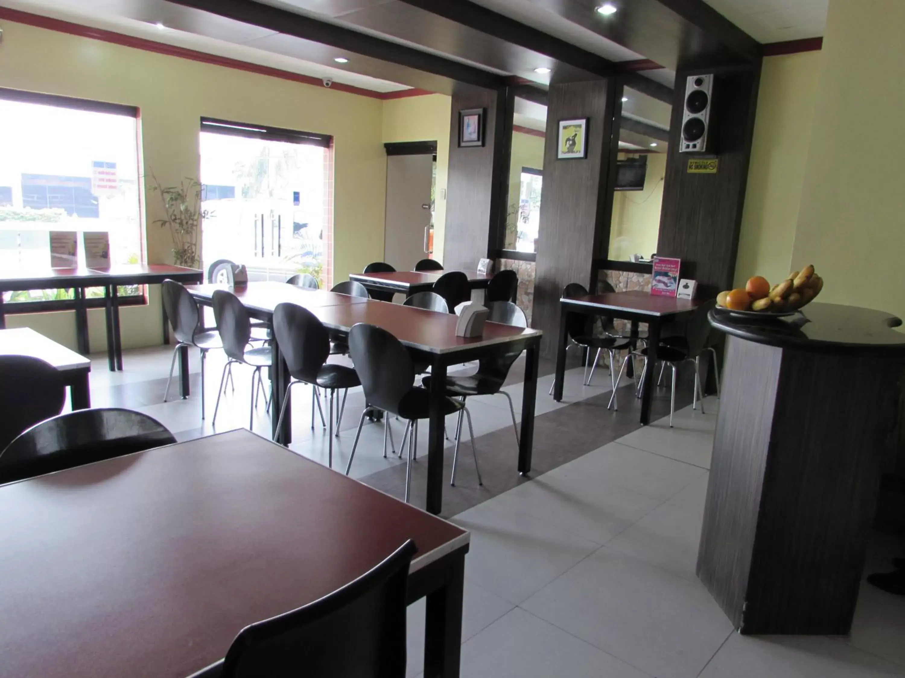 Kitchen or kitchenette, Restaurant/Places to Eat in Oyster Plaza Hotel