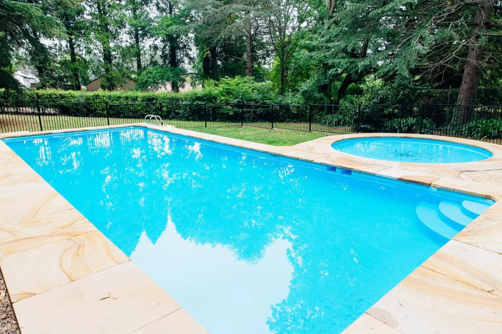 Garden, Swimming Pool in Bundanoon Hotel