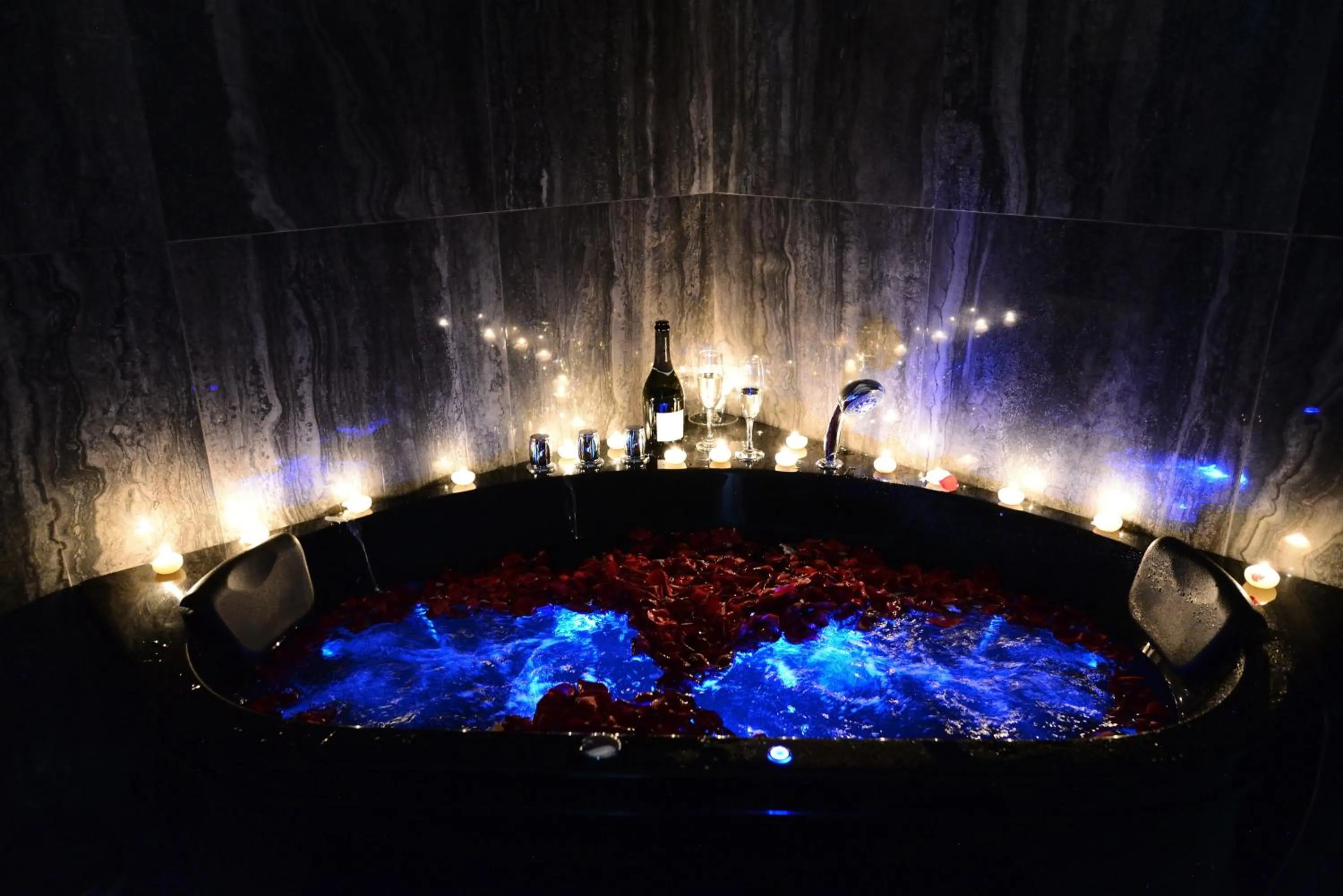 Hot Tub in Gregorio VII Luxury Suites San Damaso