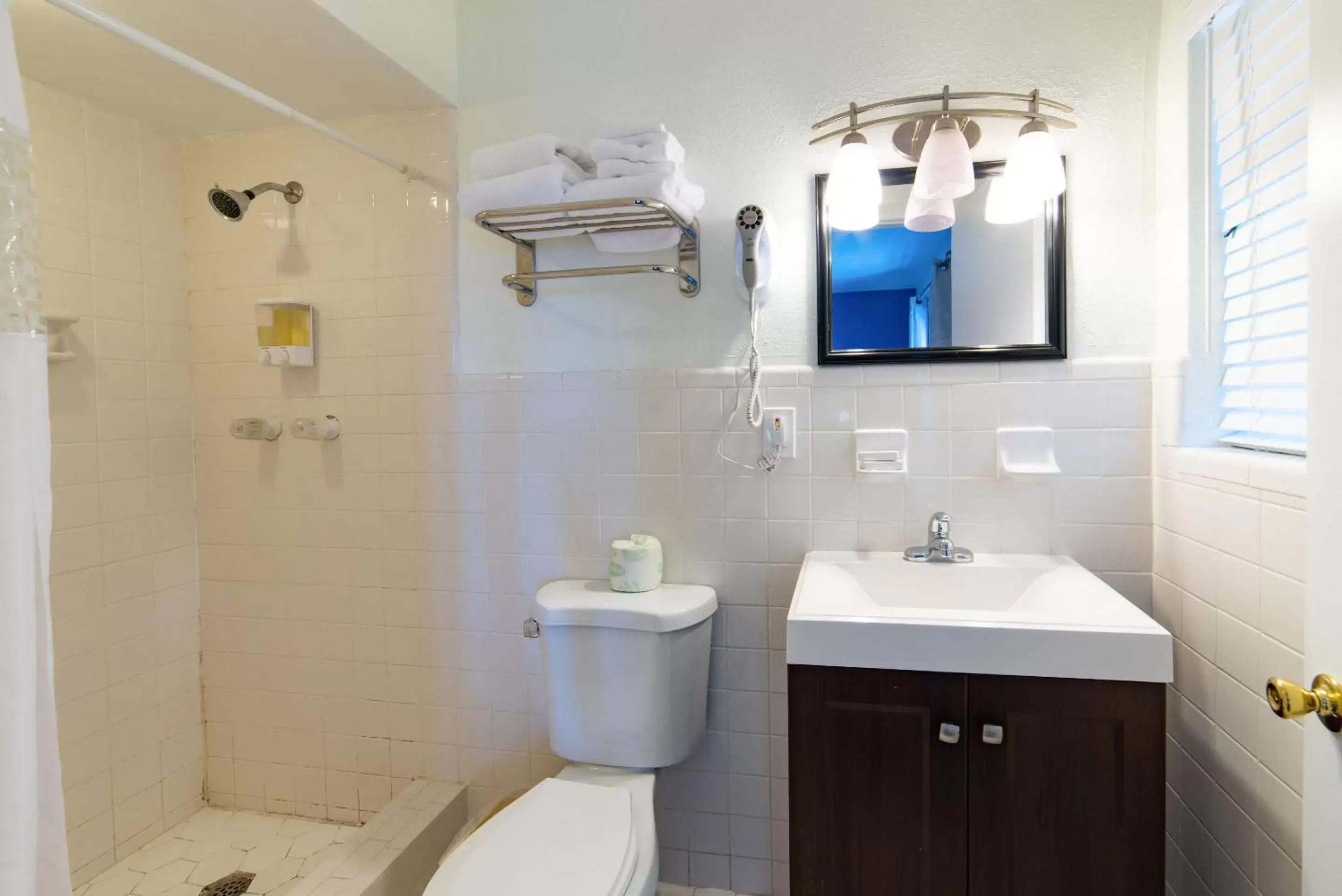 Shower, Bathroom in Captain's Table Hotel by Everglades Adventures