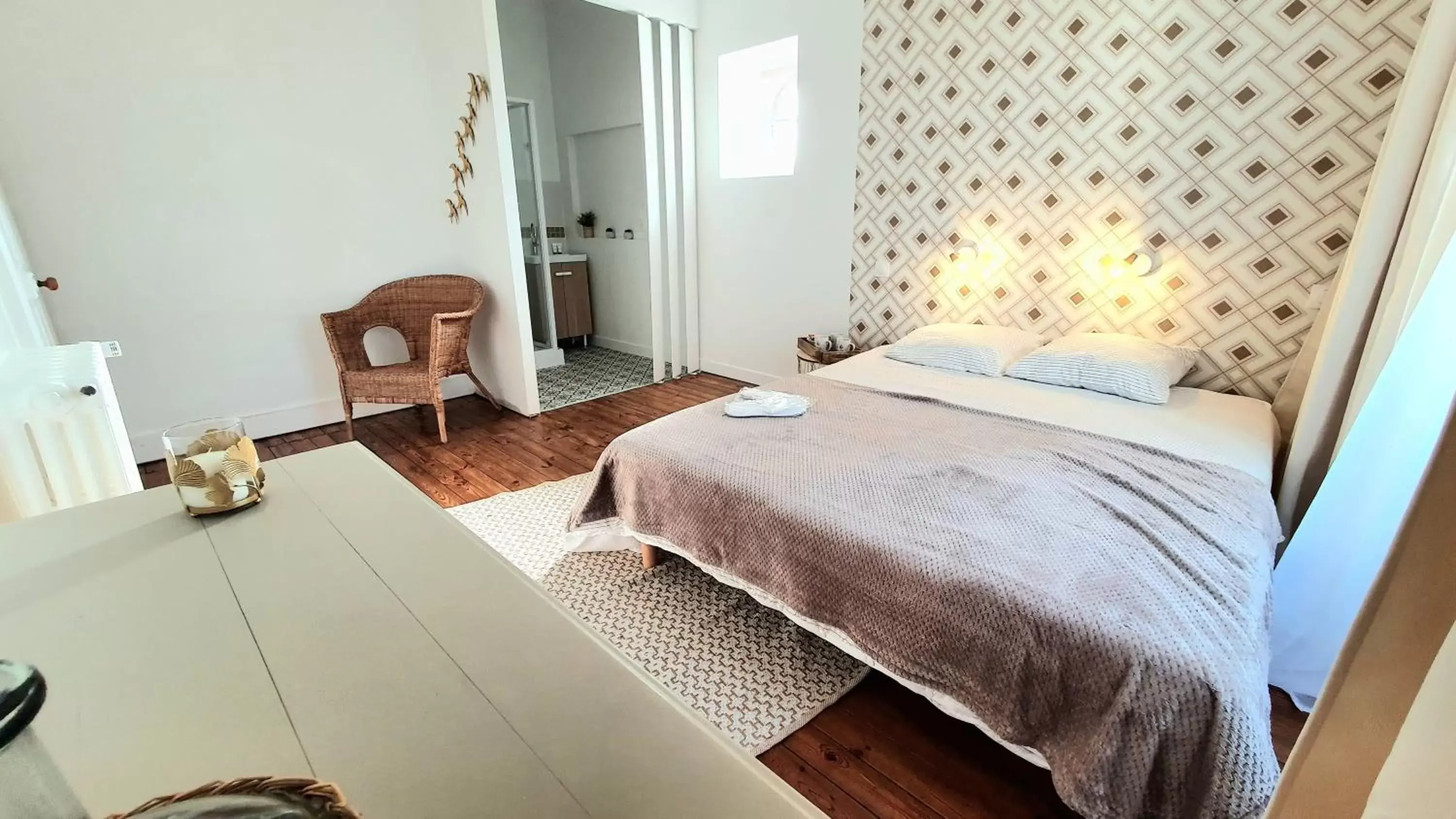 Bedroom, Bed in La Maison de la Côte des Légendes