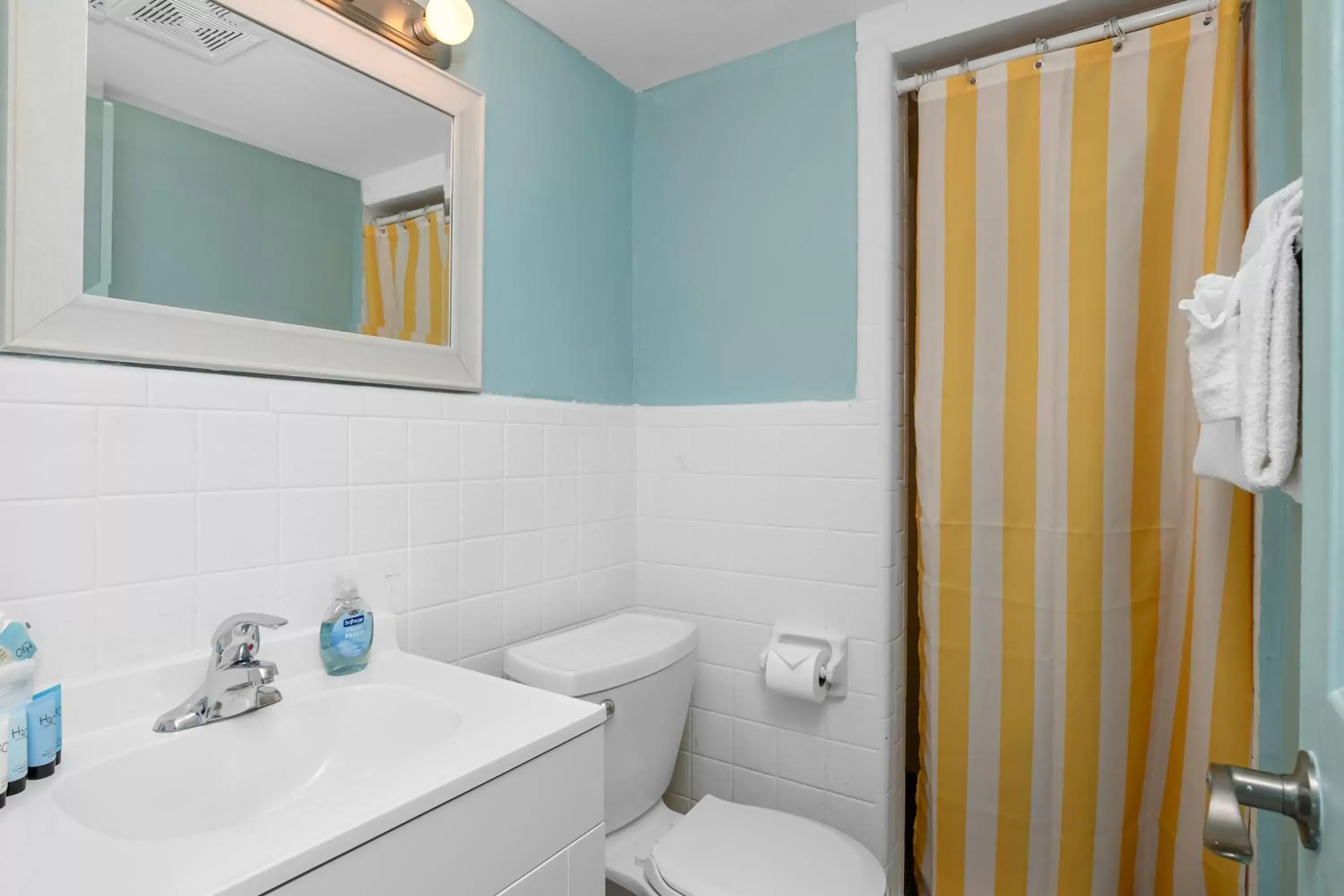 Shower, Bathroom in Latitude 26 Waterfront Boutique Resort - Fort Myers Beach