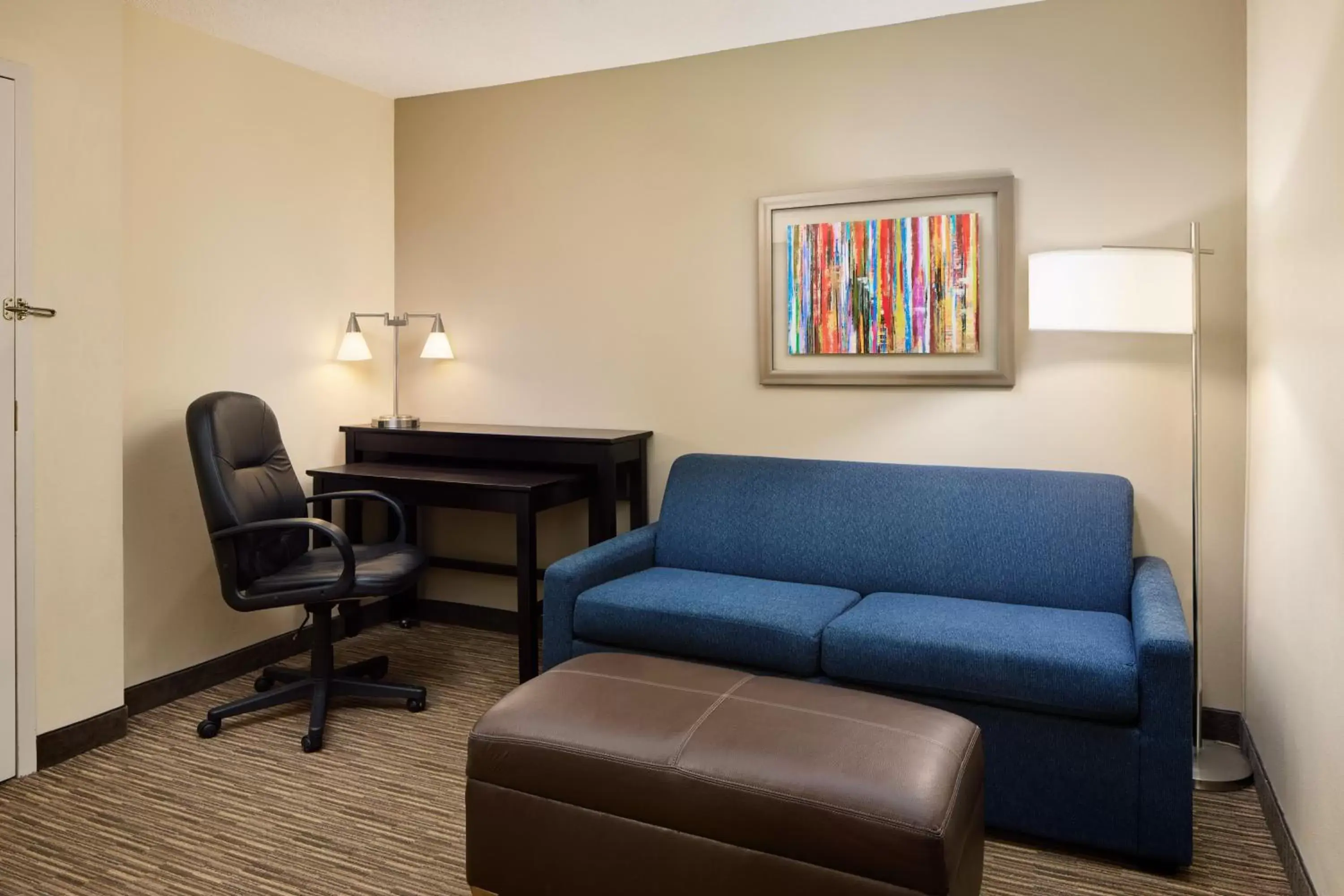 Photo of the whole room, Seating Area in Holiday Inn Express & Suites Alpharetta, an IHG Hotel