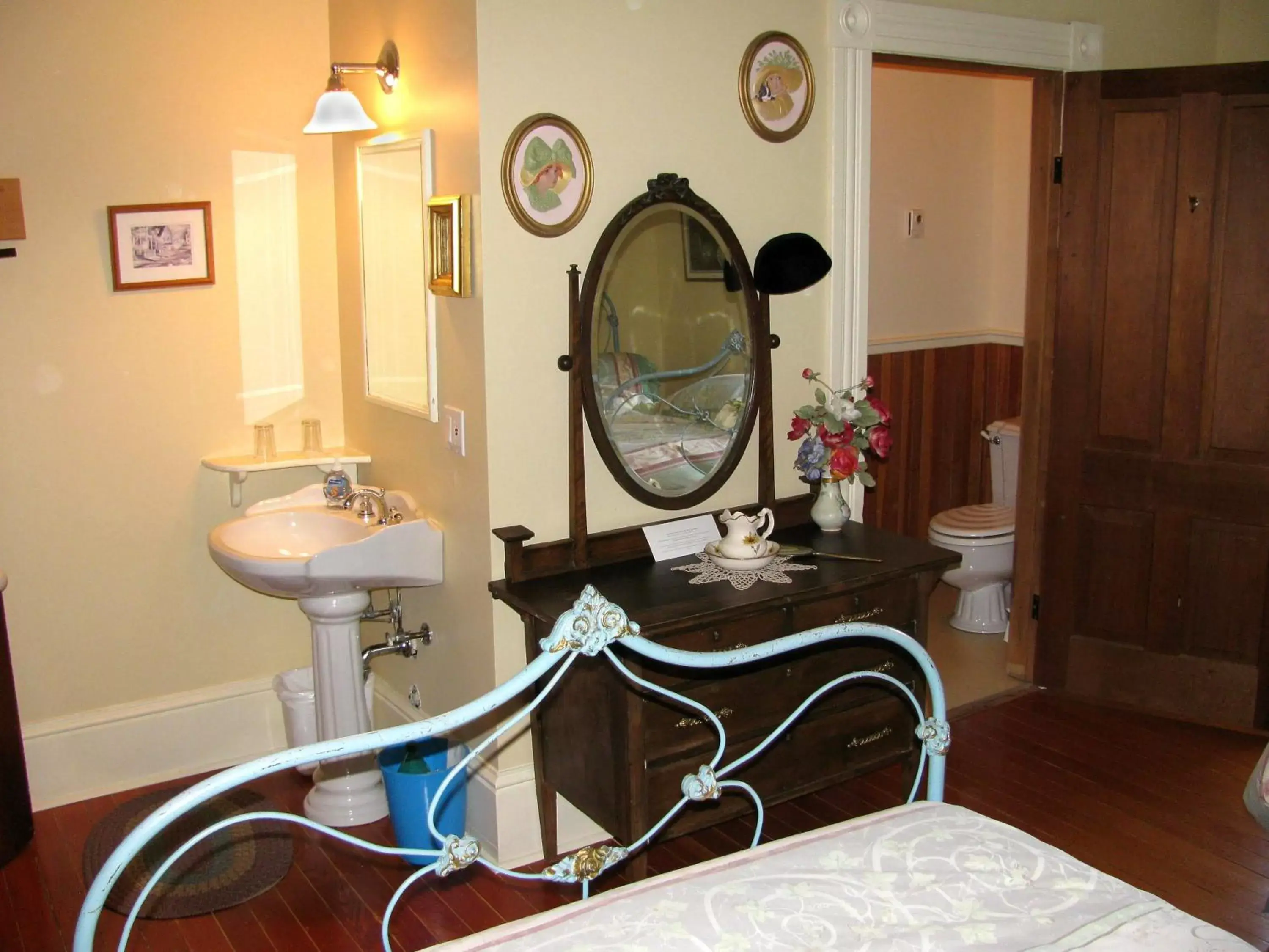 Bedroom, Bathroom in Sasquatch Crossing Eco Lodge B&B