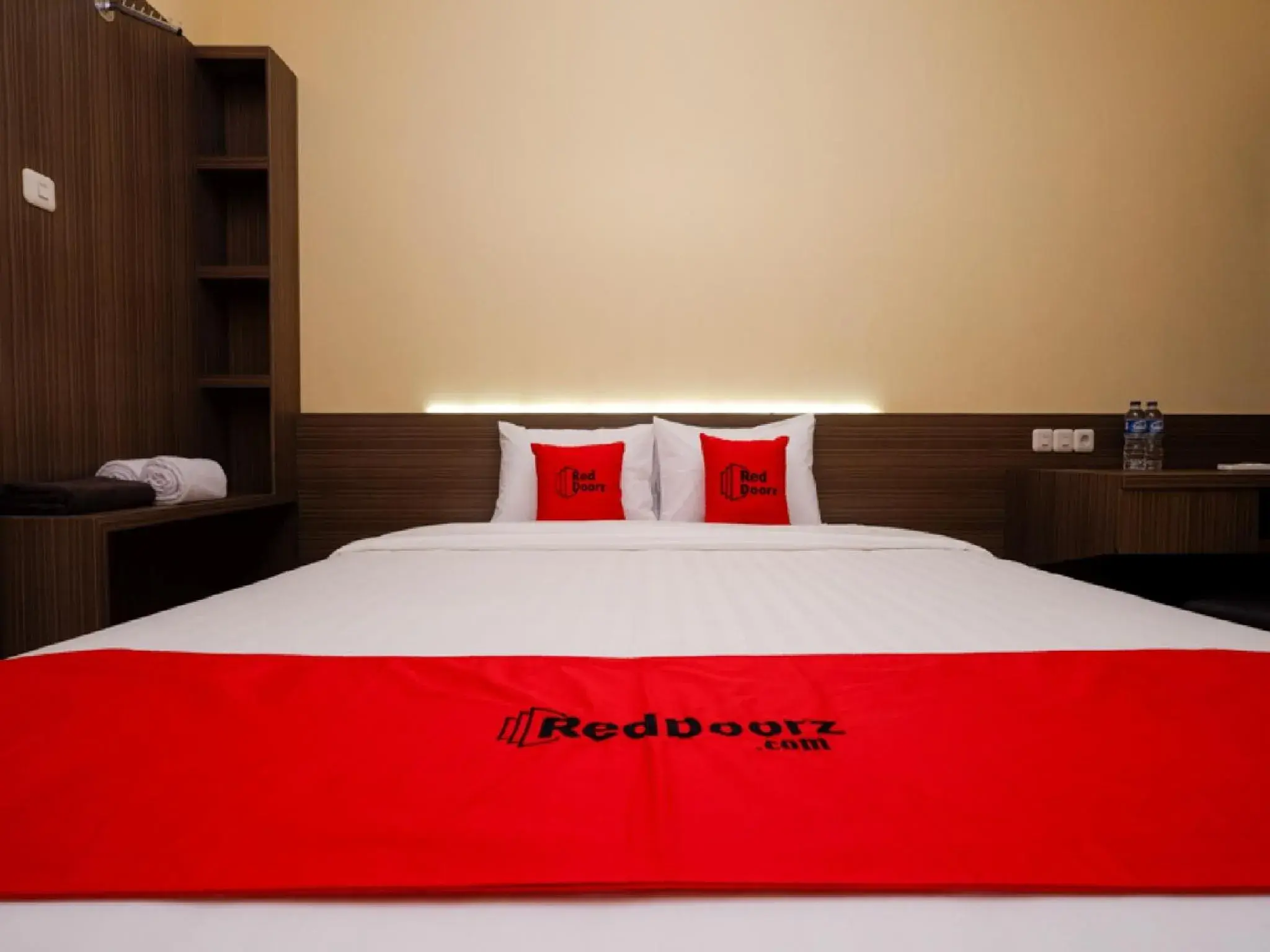 Bedroom, Bed in RedDoorz Plus near Paragon Mall Semarang
