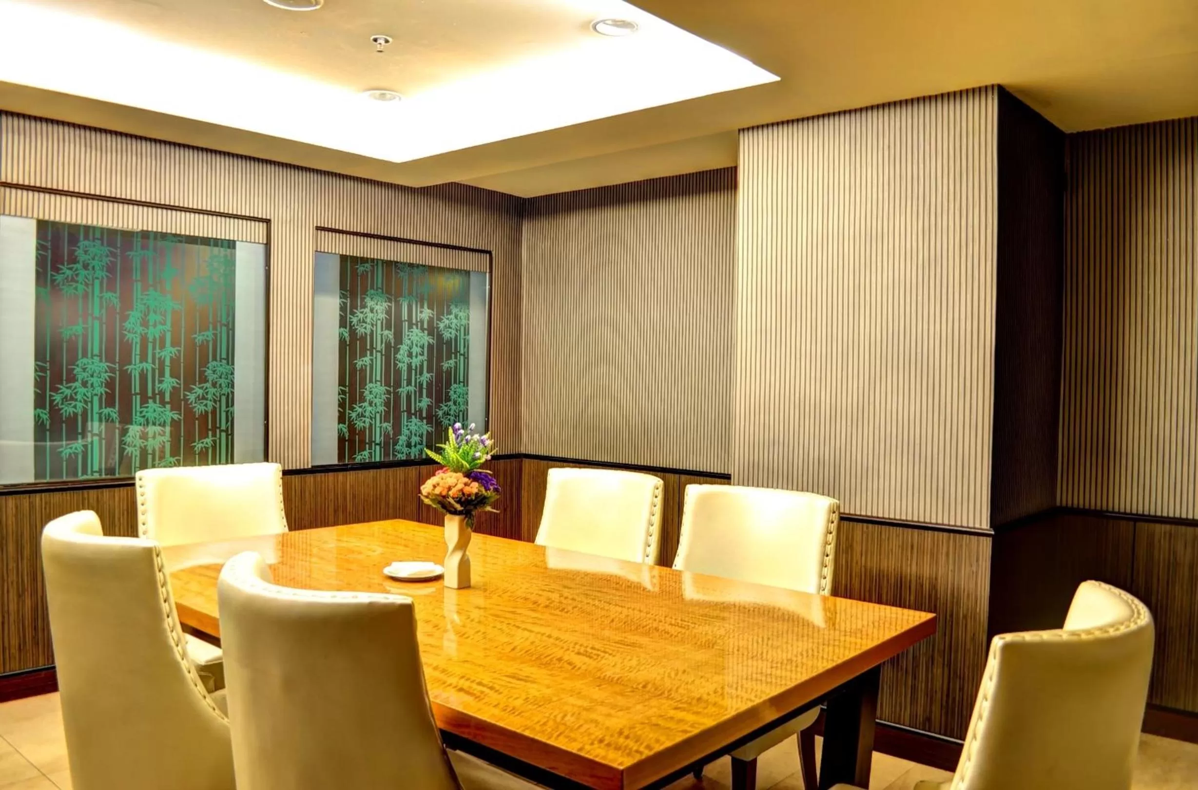 Dining area in Swiss-Belhotel Maleosan Manado