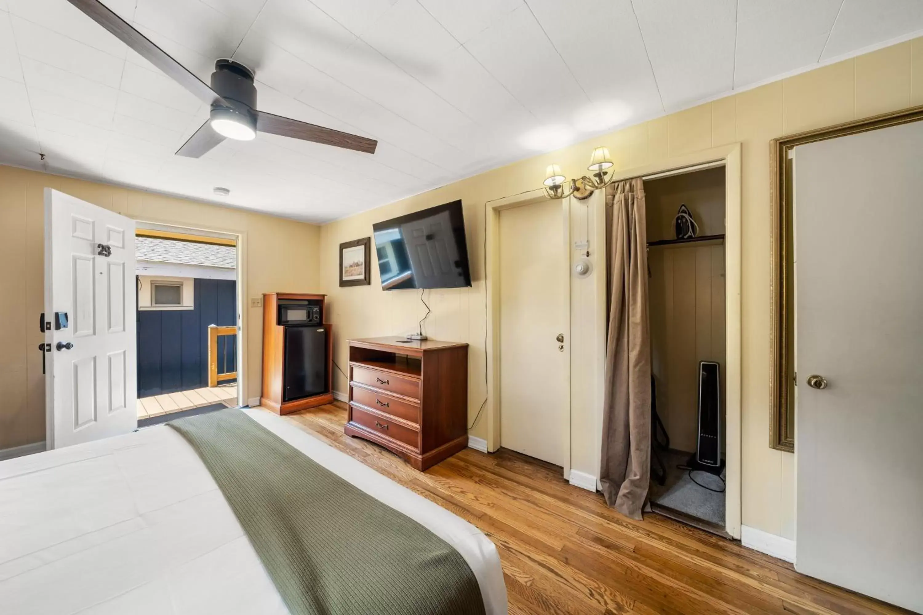 Bed, TV/Entertainment Center in CedarWood Inn