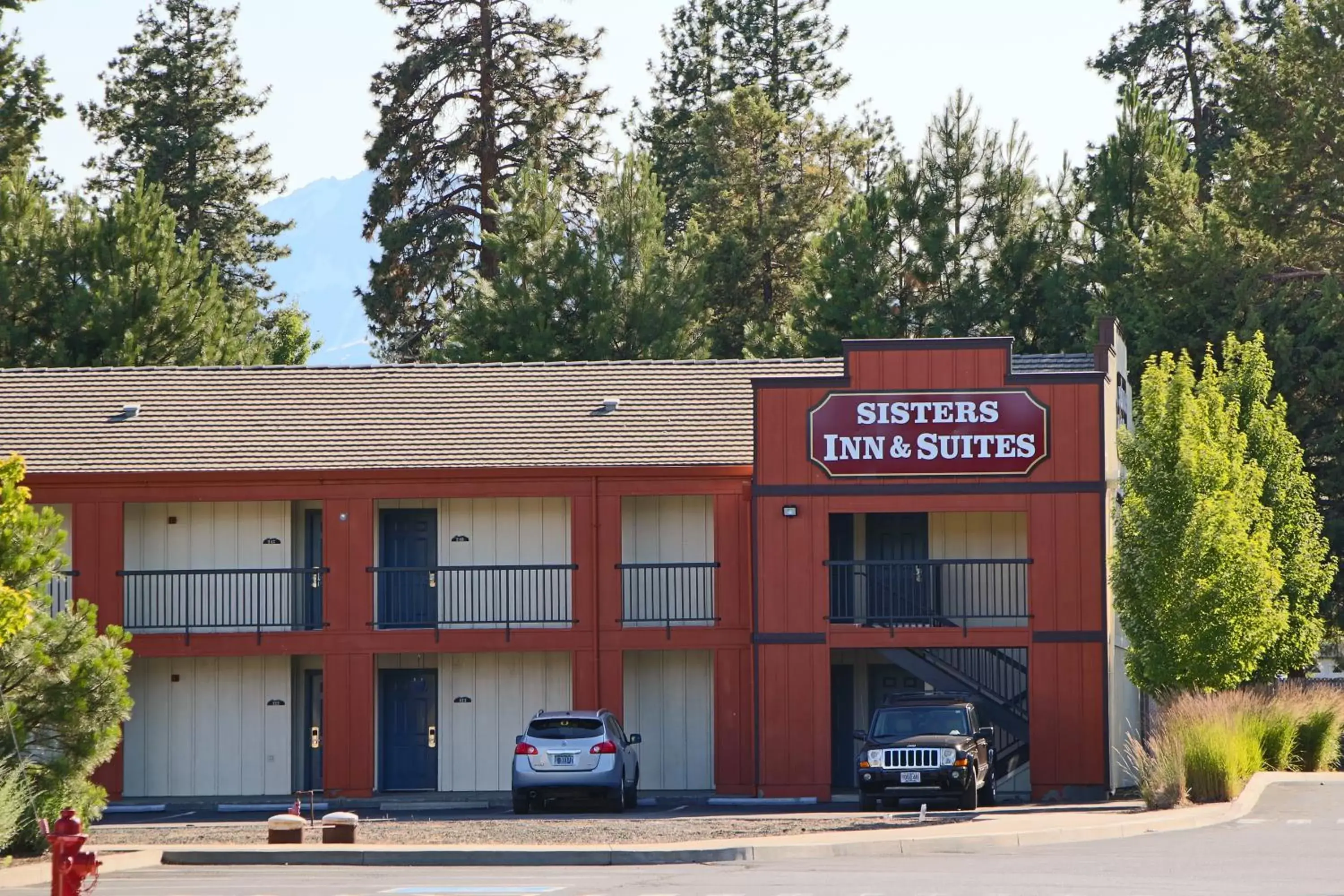 Day, Property Building in Sisters Inn & Suites