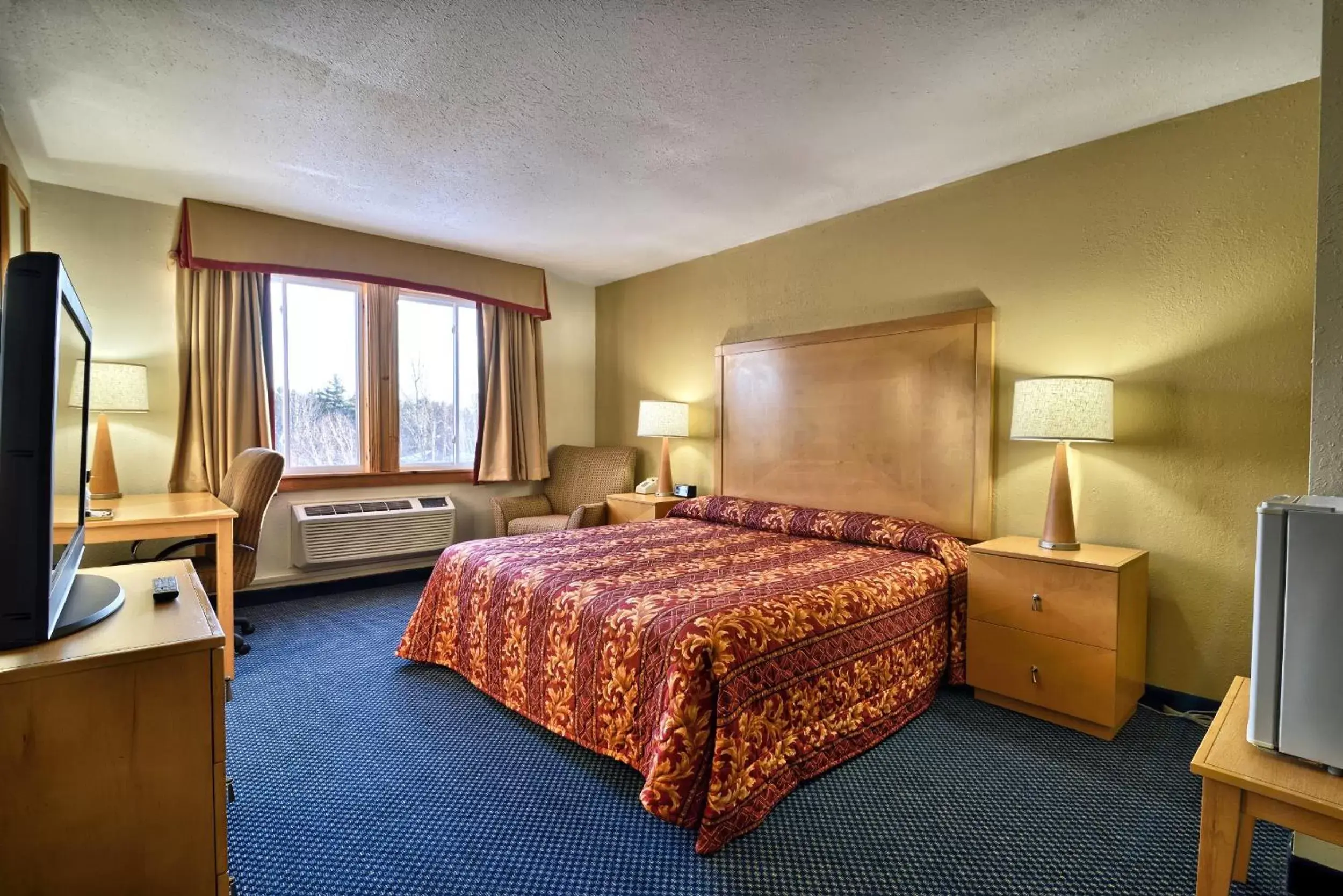 Bed in Katahdin Inn & Suites